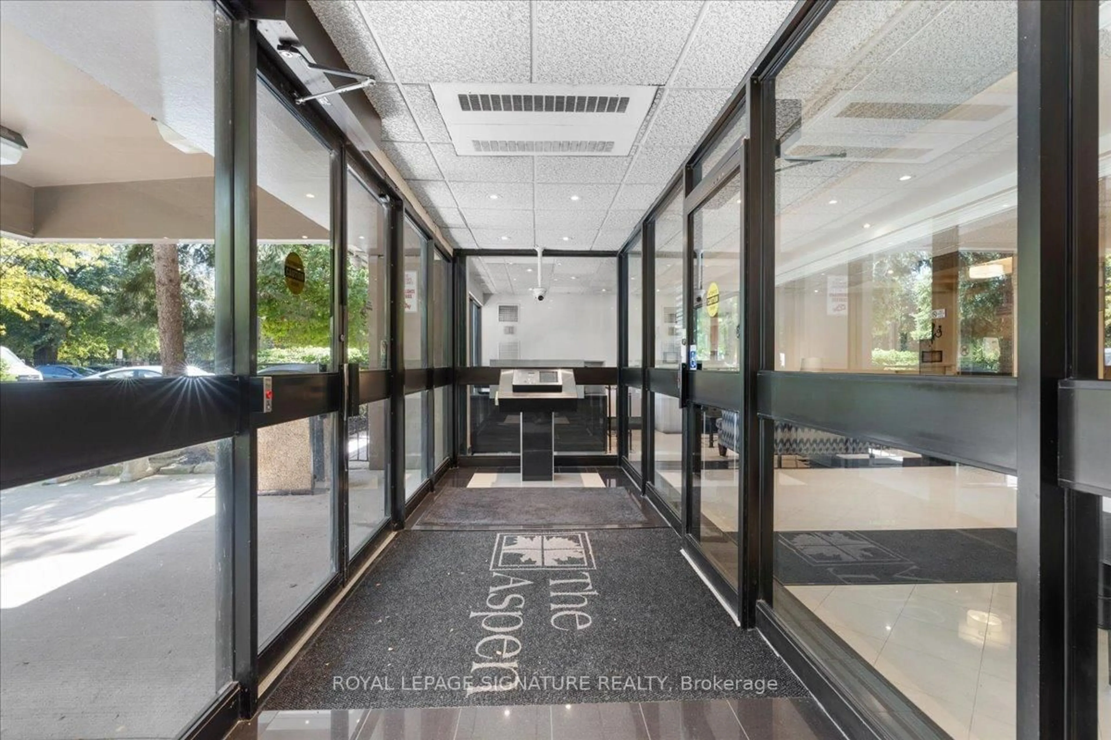 Indoor foyer for 1320 Mississauga Valley Blvd #601, Mississauga Ontario L5A 3R8