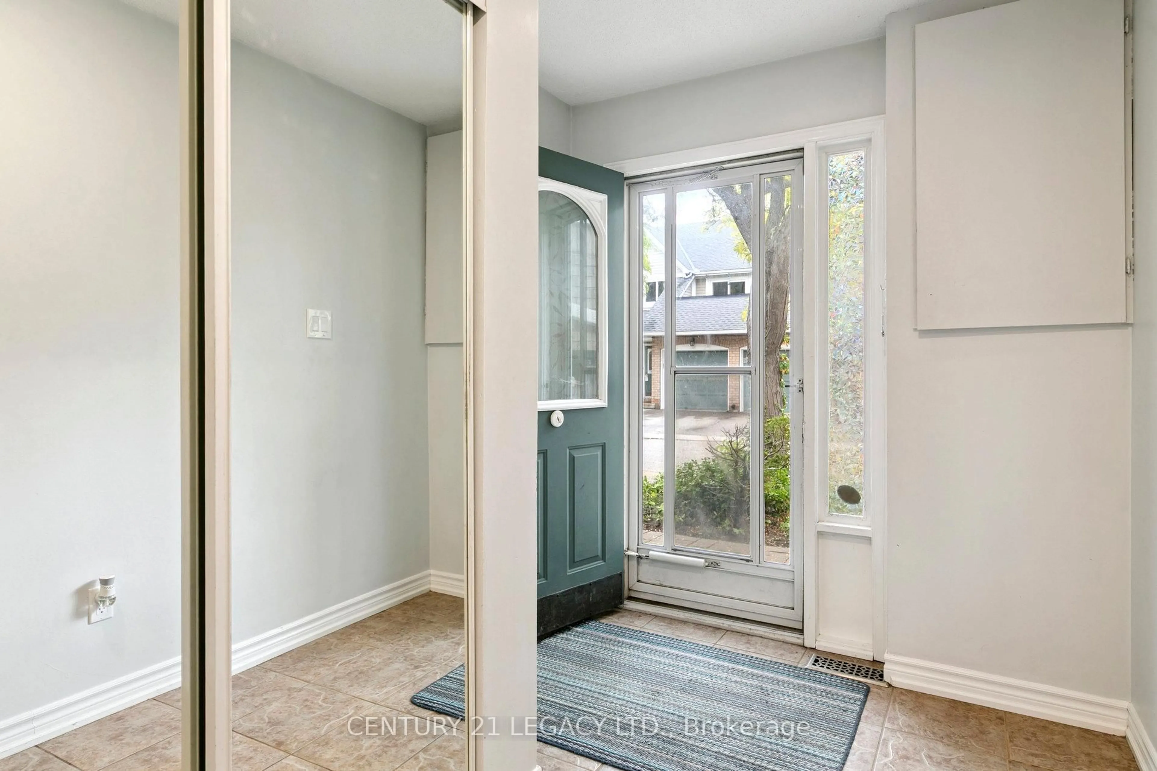 Indoor entryway for 2530 Northampton Blvd #47, Burlington Ontario L7M 4B4