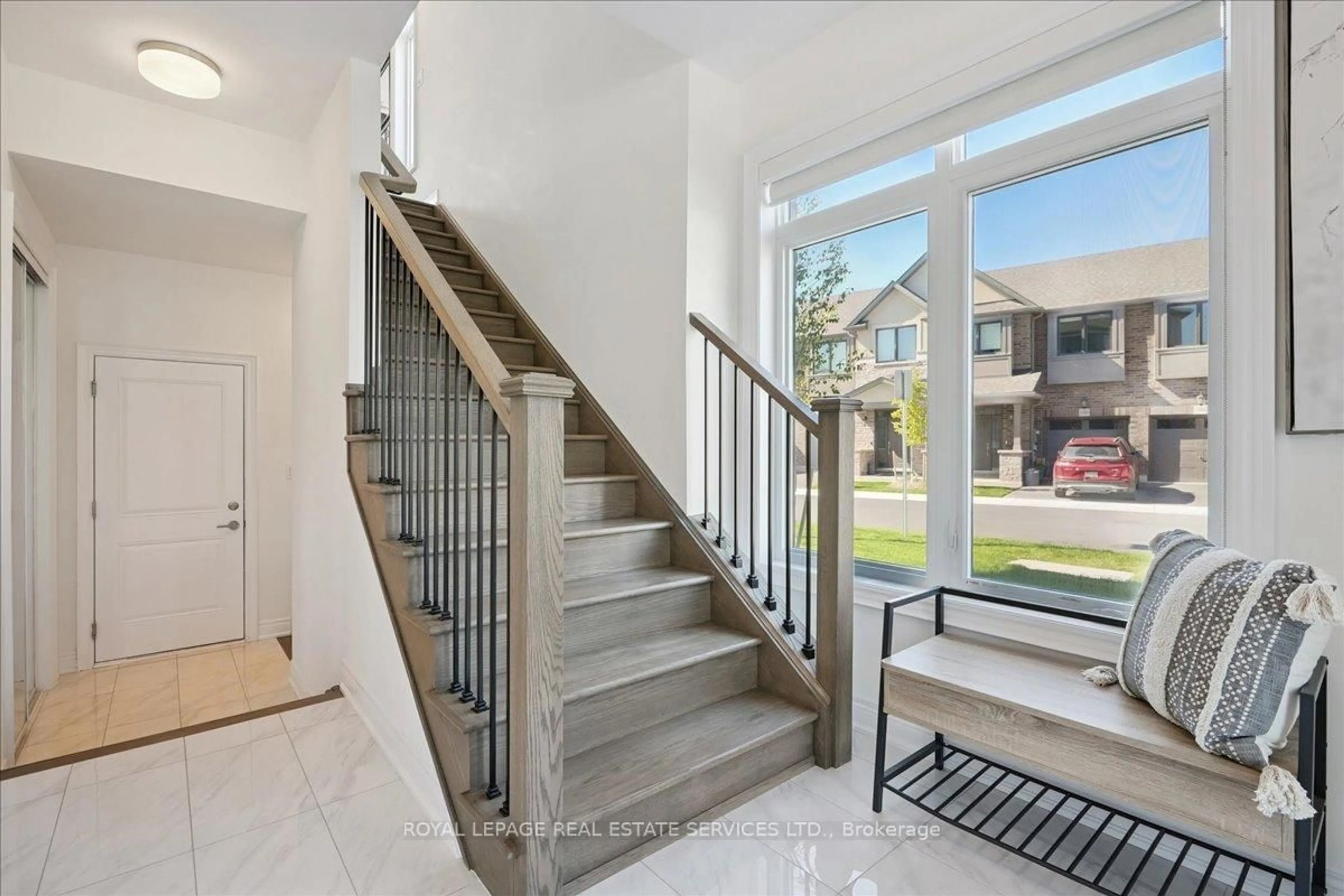 Indoor entryway for 2180 Postmaster Dr, Oakville Ontario L6M 5T1