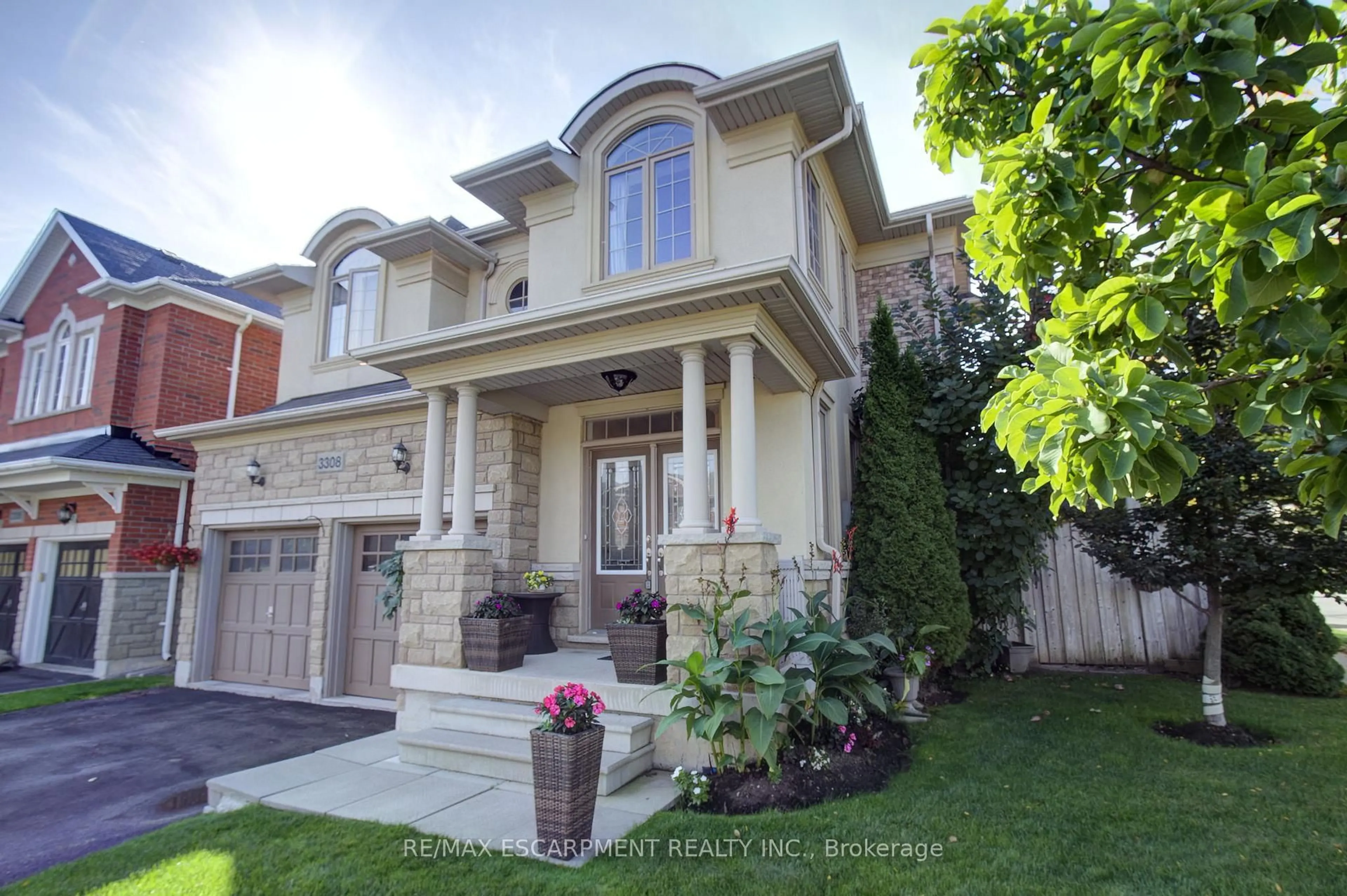 Home with brick exterior material, street for 3308 Granite Gate, Burlington Ontario L7M 0L7
