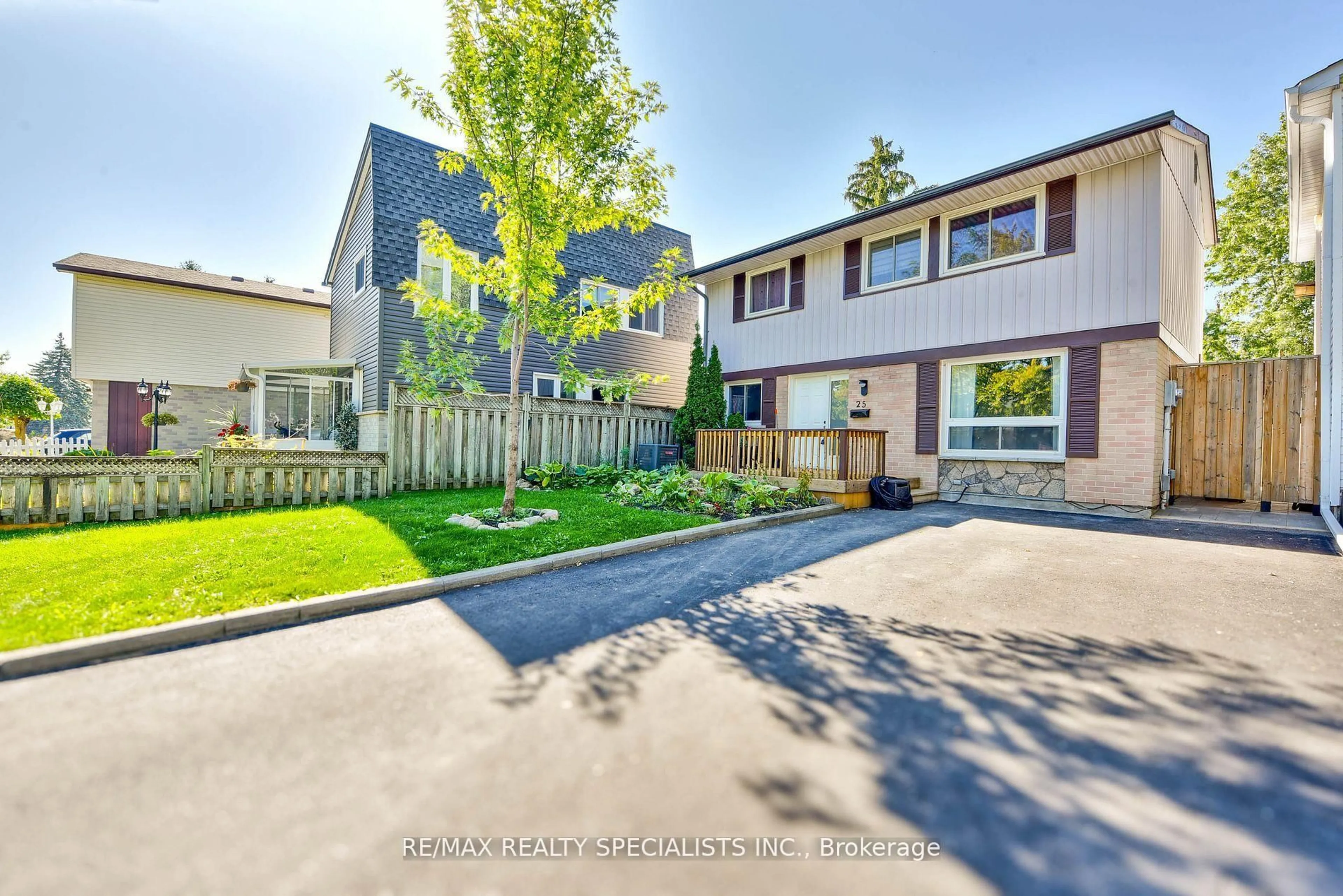 A pic from outside/outdoor area/front of a property/back of a property/a pic from drone, street for 25 Homer Sq, Brampton Ontario L6S 1X9