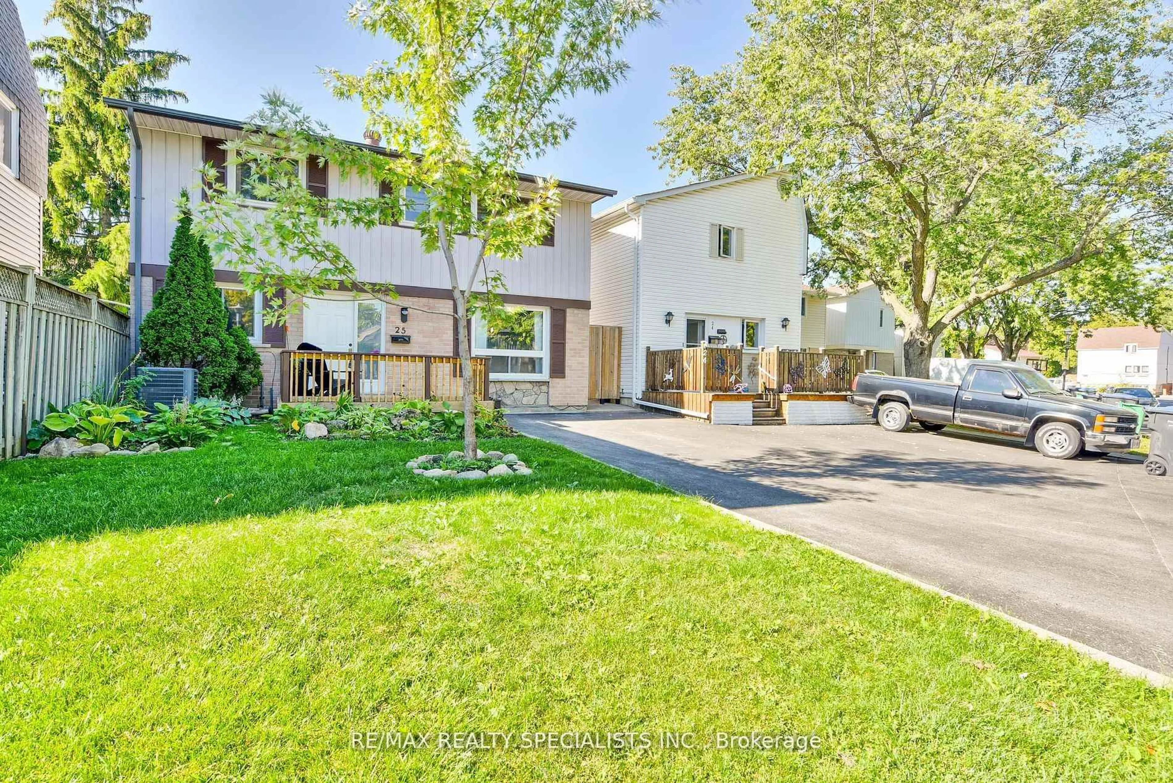 A pic from outside/outdoor area/front of a property/back of a property/a pic from drone, street for 25 Homer Sq, Brampton Ontario L6S 1X9