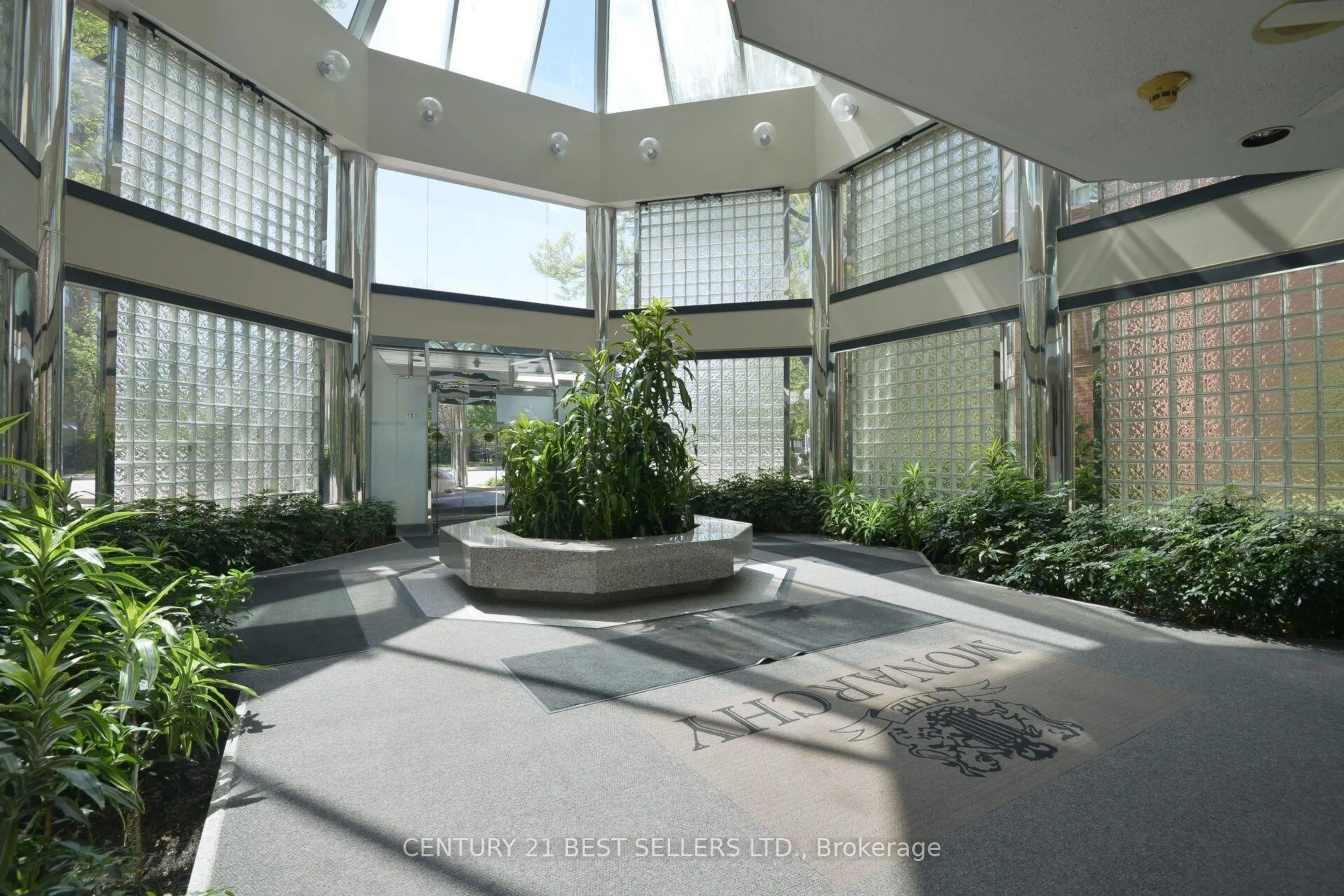 Indoor foyer for 325 Webb Dr #1704, Mississauga Ontario L5B 3Z9