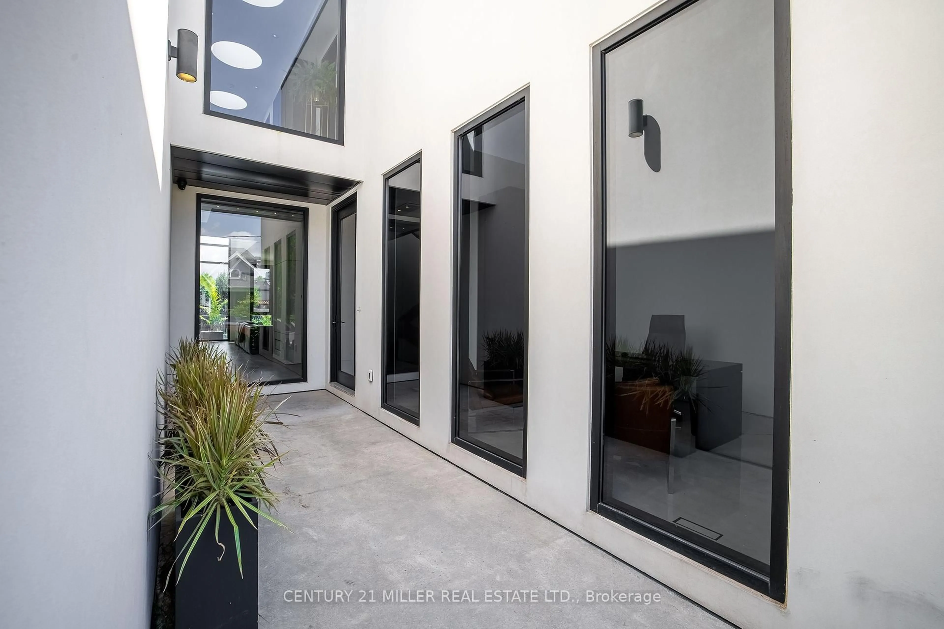 Indoor foyer for 2384 Belyea St, Oakville Ontario L6L 1N9