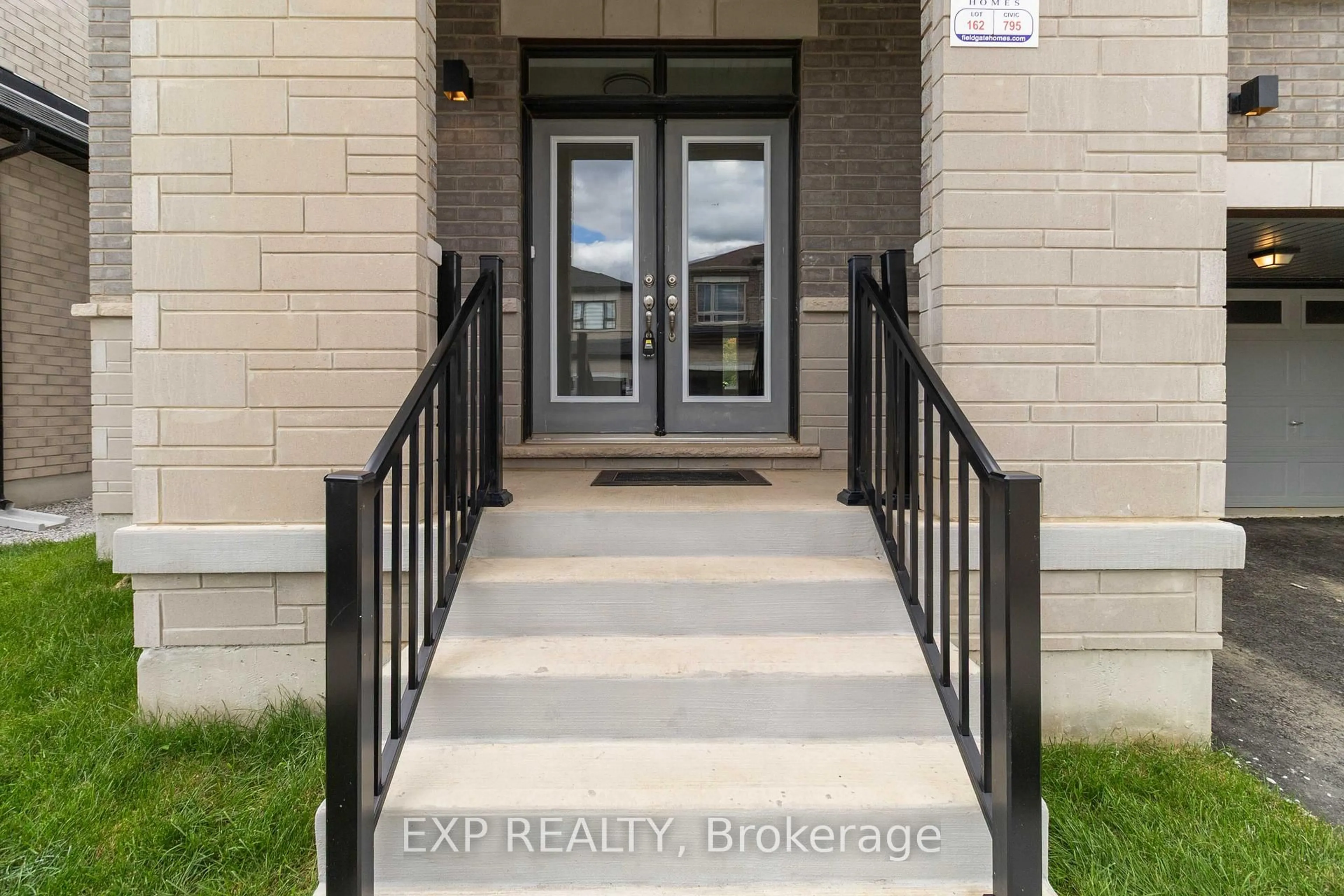 Indoor entryway for 795 Apple Terr, Milton Ontario L9E 2C3
