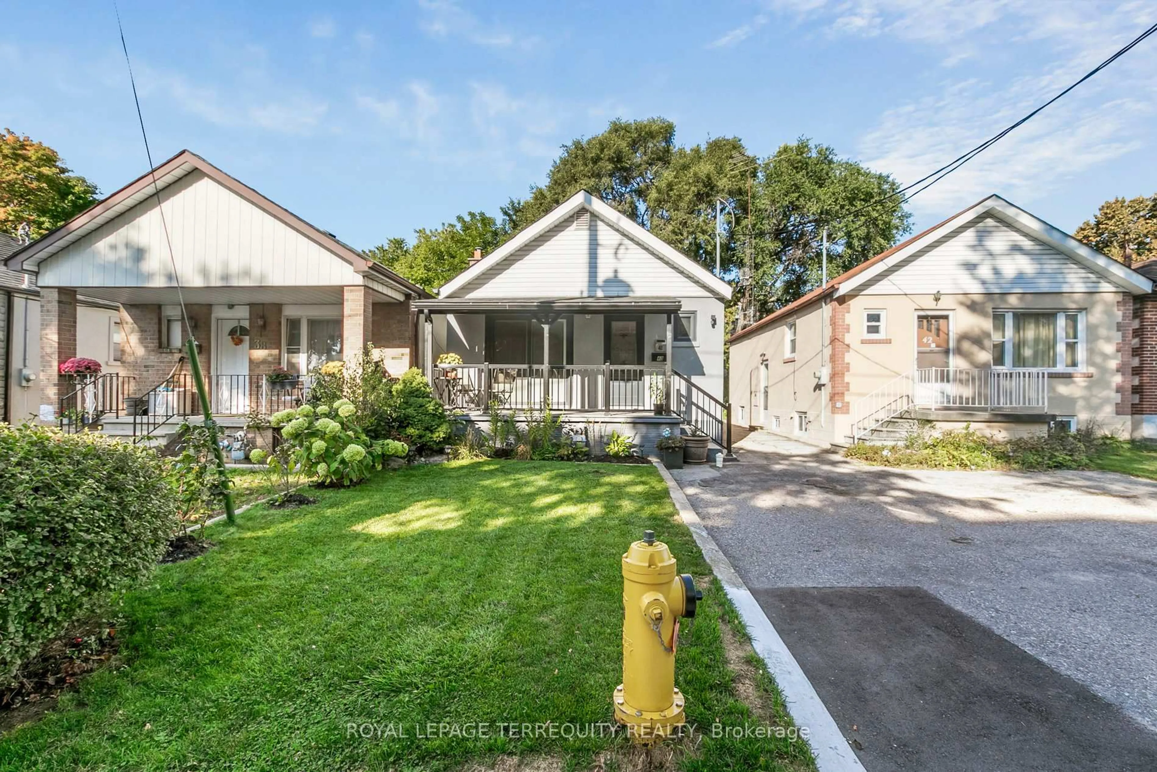A pic from outside/outdoor area/front of a property/back of a property/a pic from drone, street for 40 Haverson Blvd, Toronto Ontario M6M 3J6