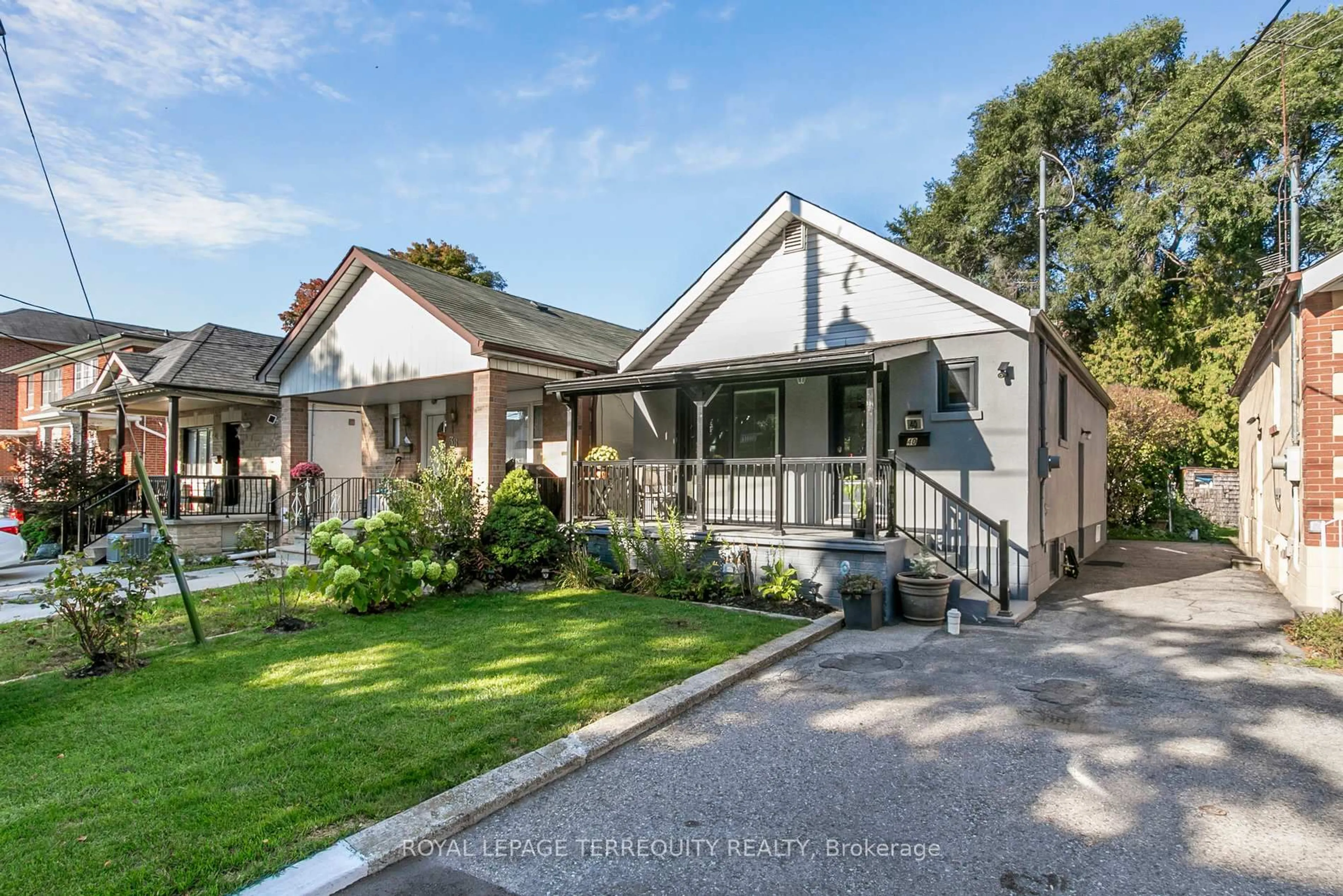 A pic from outside/outdoor area/front of a property/back of a property/a pic from drone, street for 40 Haverson Blvd, Toronto Ontario M6M 3J6