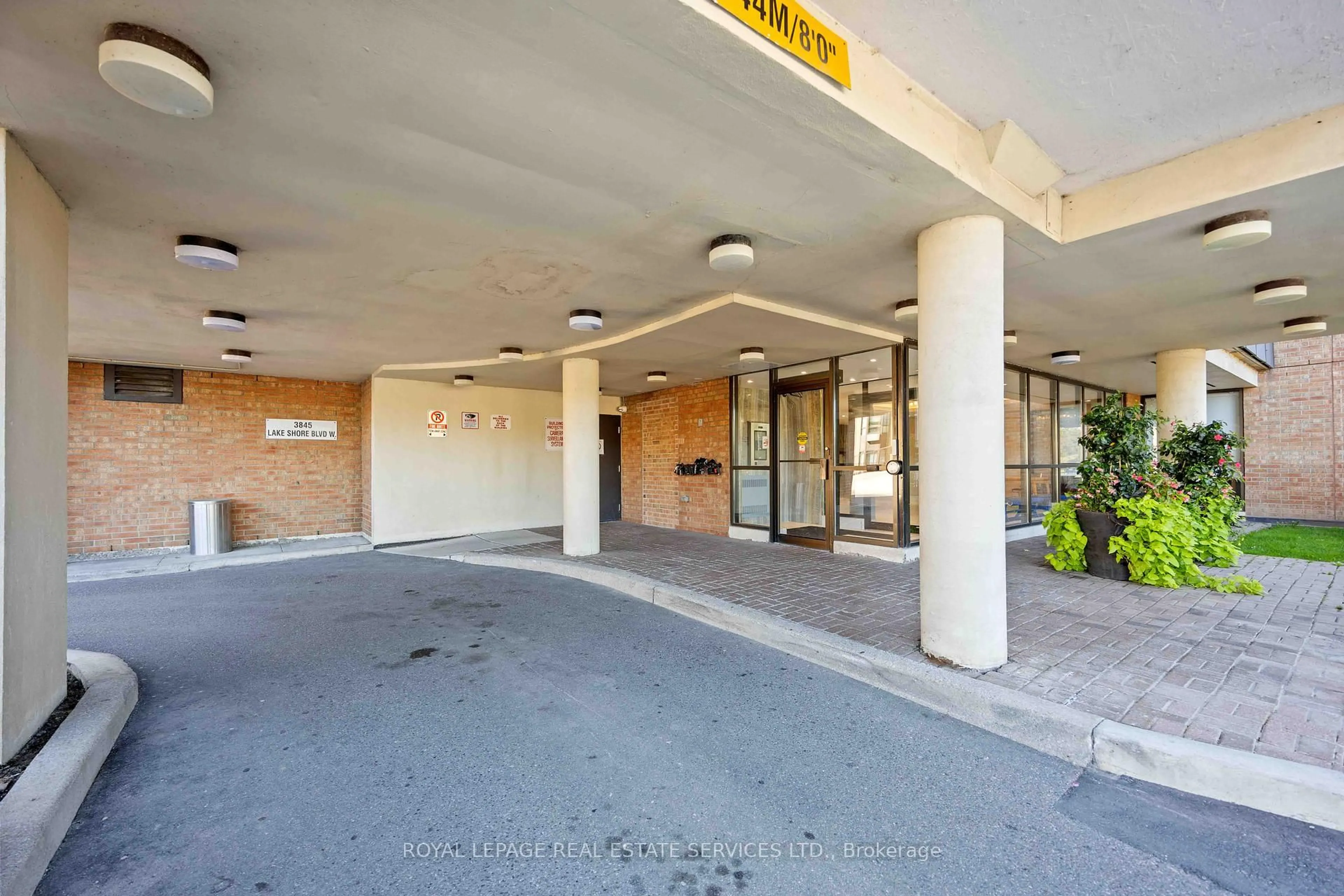 Indoor foyer for 3845 Lakeshore Blvd #1410, Toronto Ontario M8W 4Y3