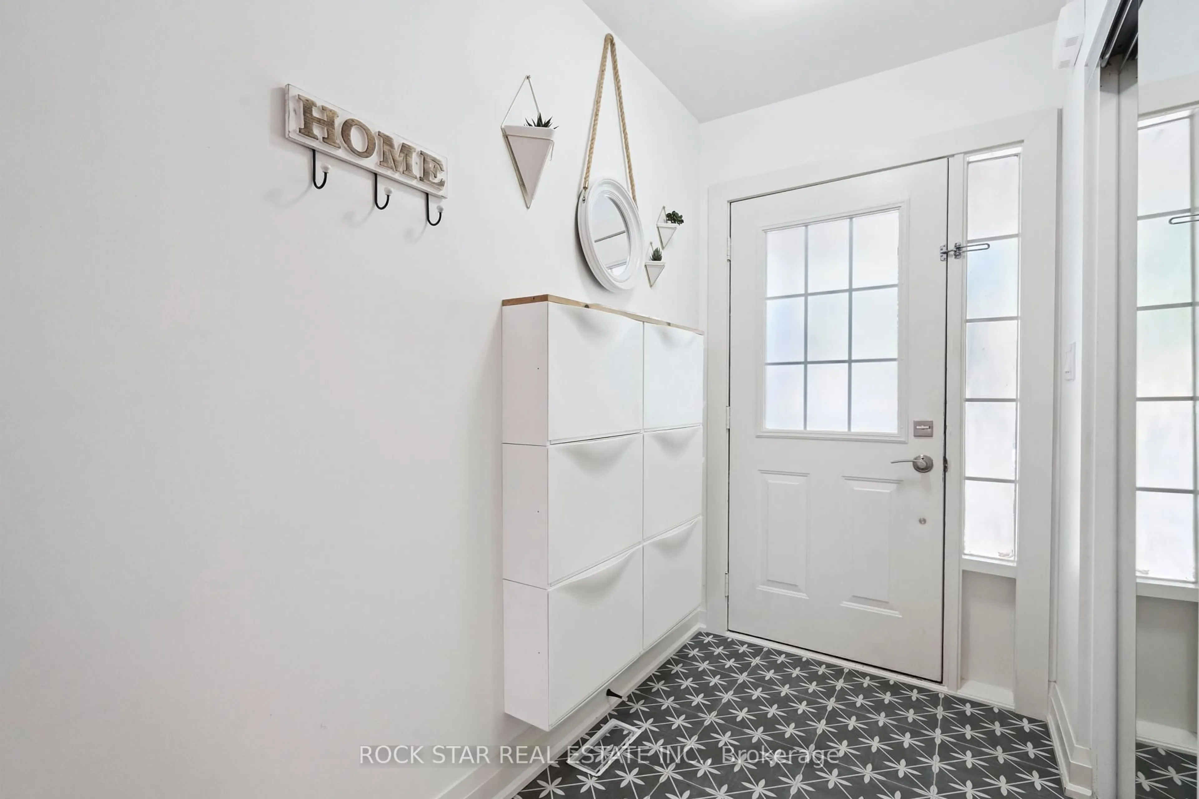 Indoor entryway for 2438 Baintree Cres, Oakville Ontario L6M 4X1