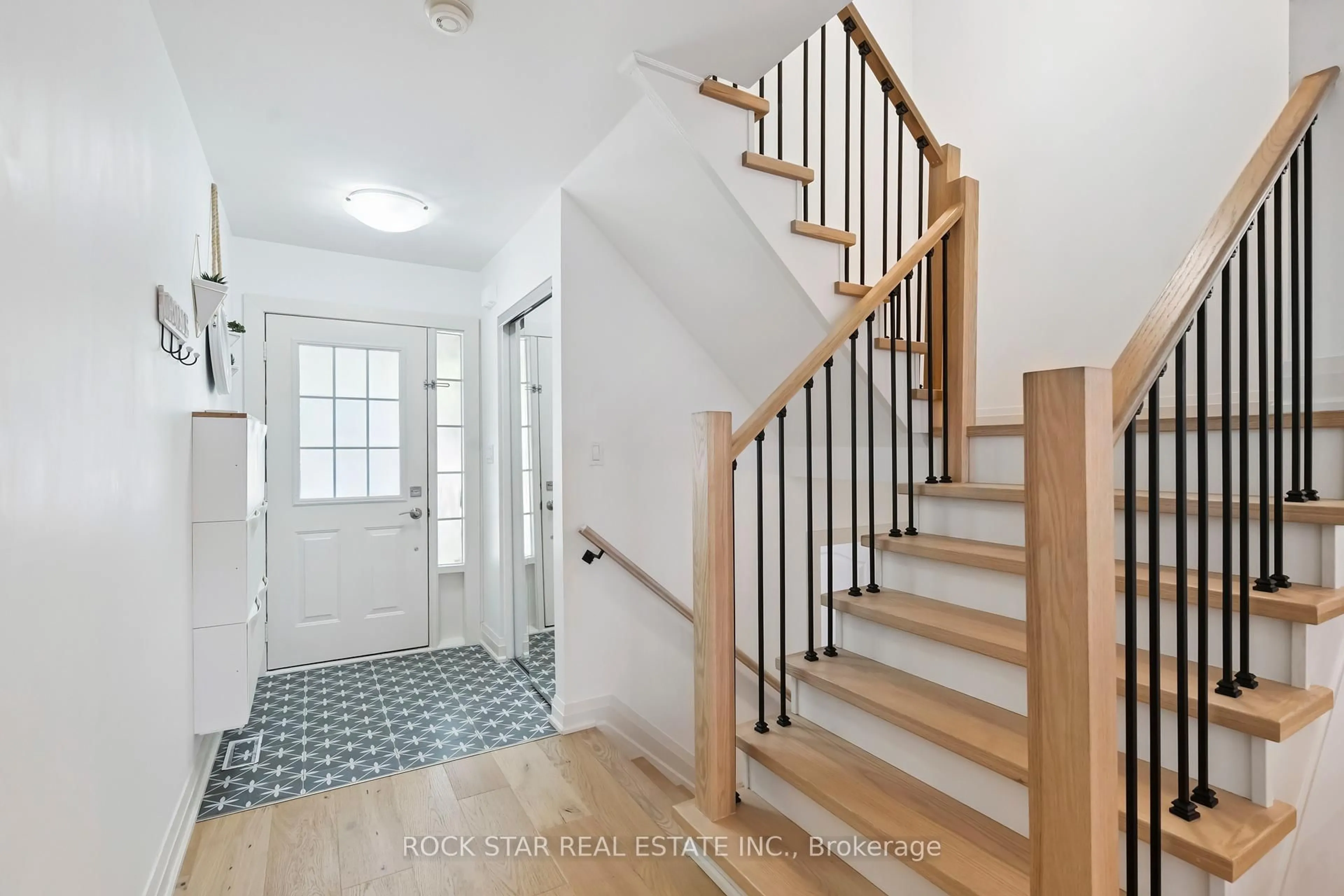 Indoor entryway for 2438 Baintree Cres, Oakville Ontario L6M 4X1