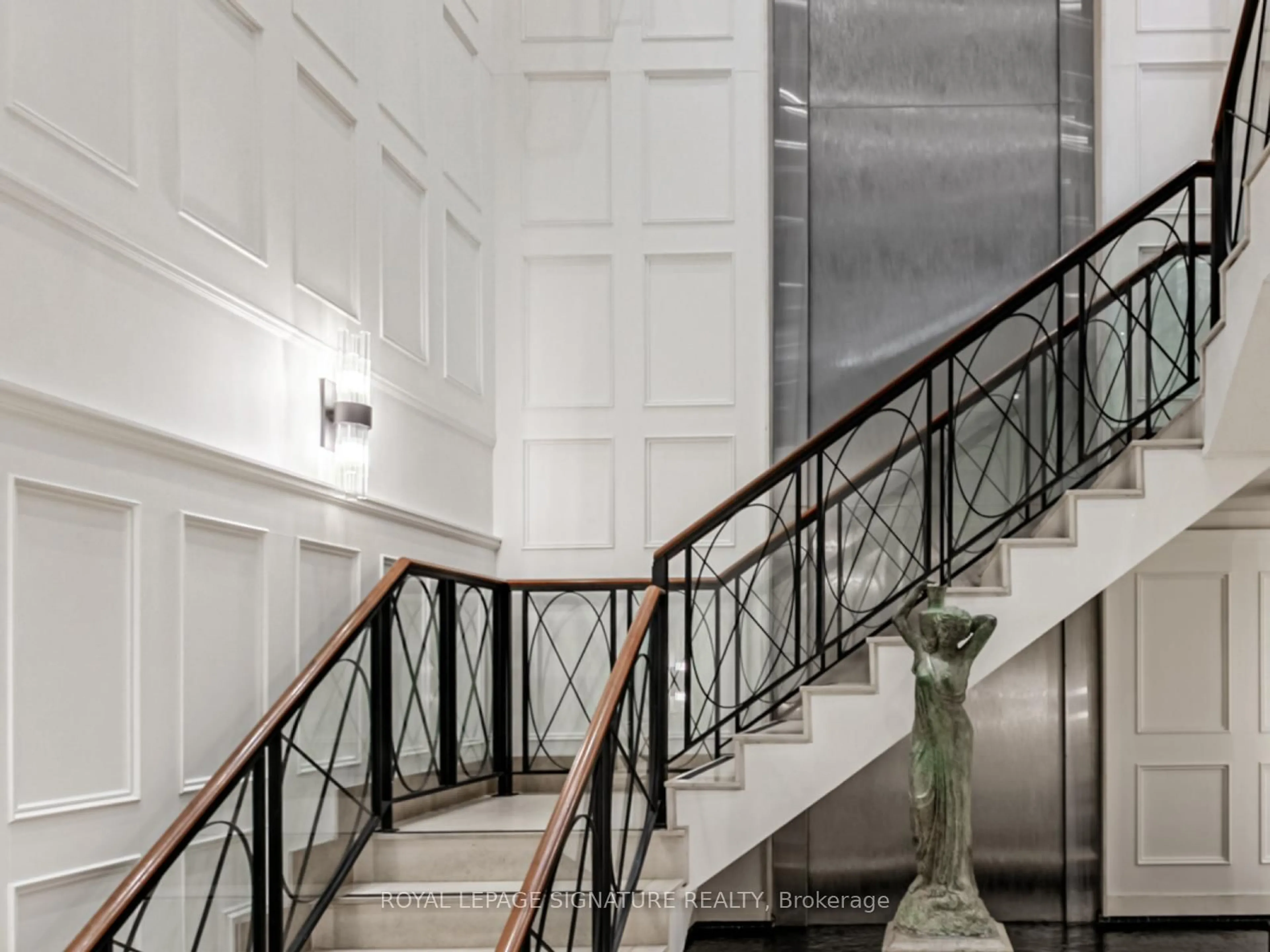Indoor foyer for 5229 Dundas St #507, Toronto Ontario M9B 6L9