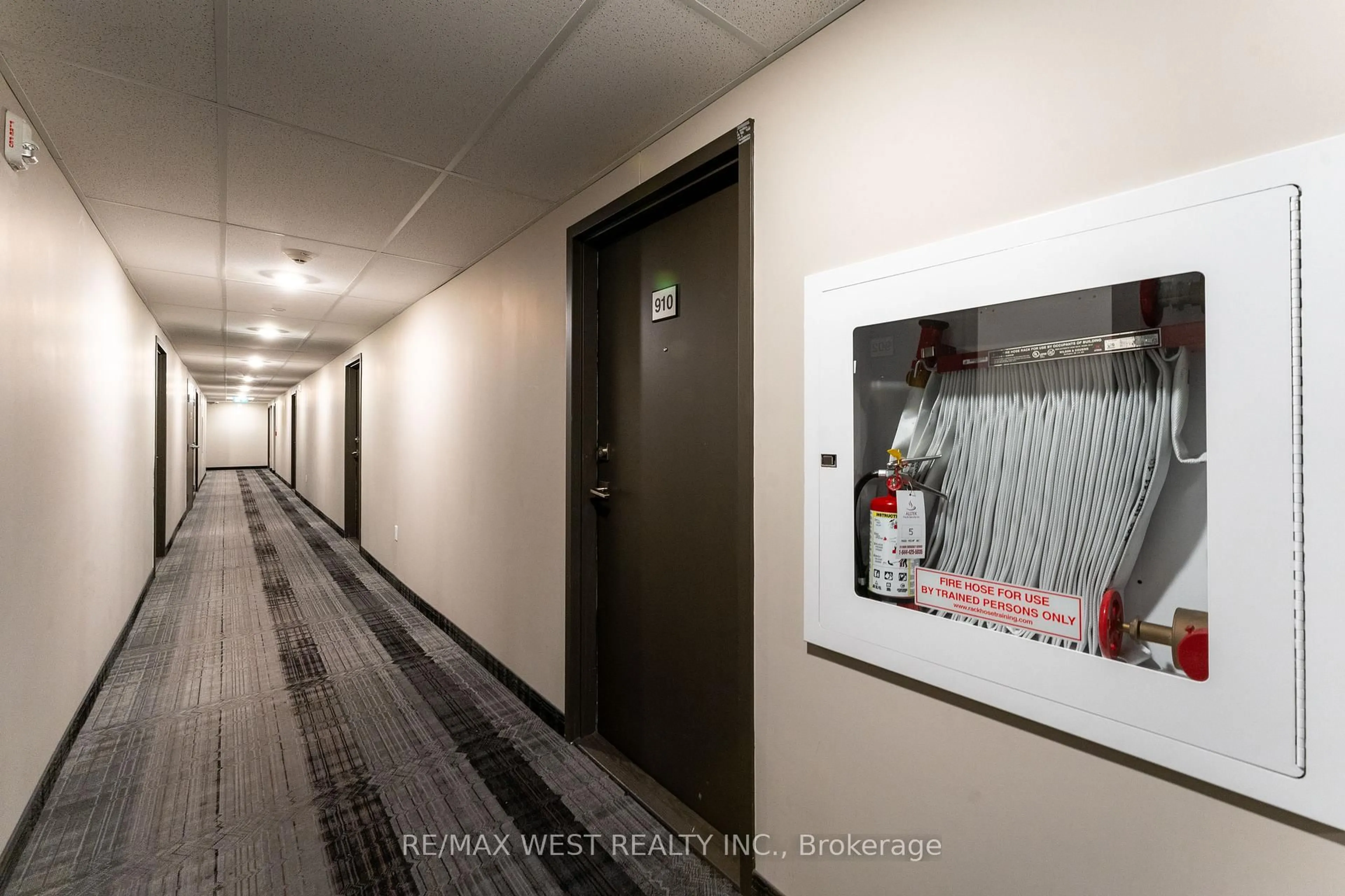 Indoor foyer for 716 Main St #910, Milton Ontario L9T 9L9