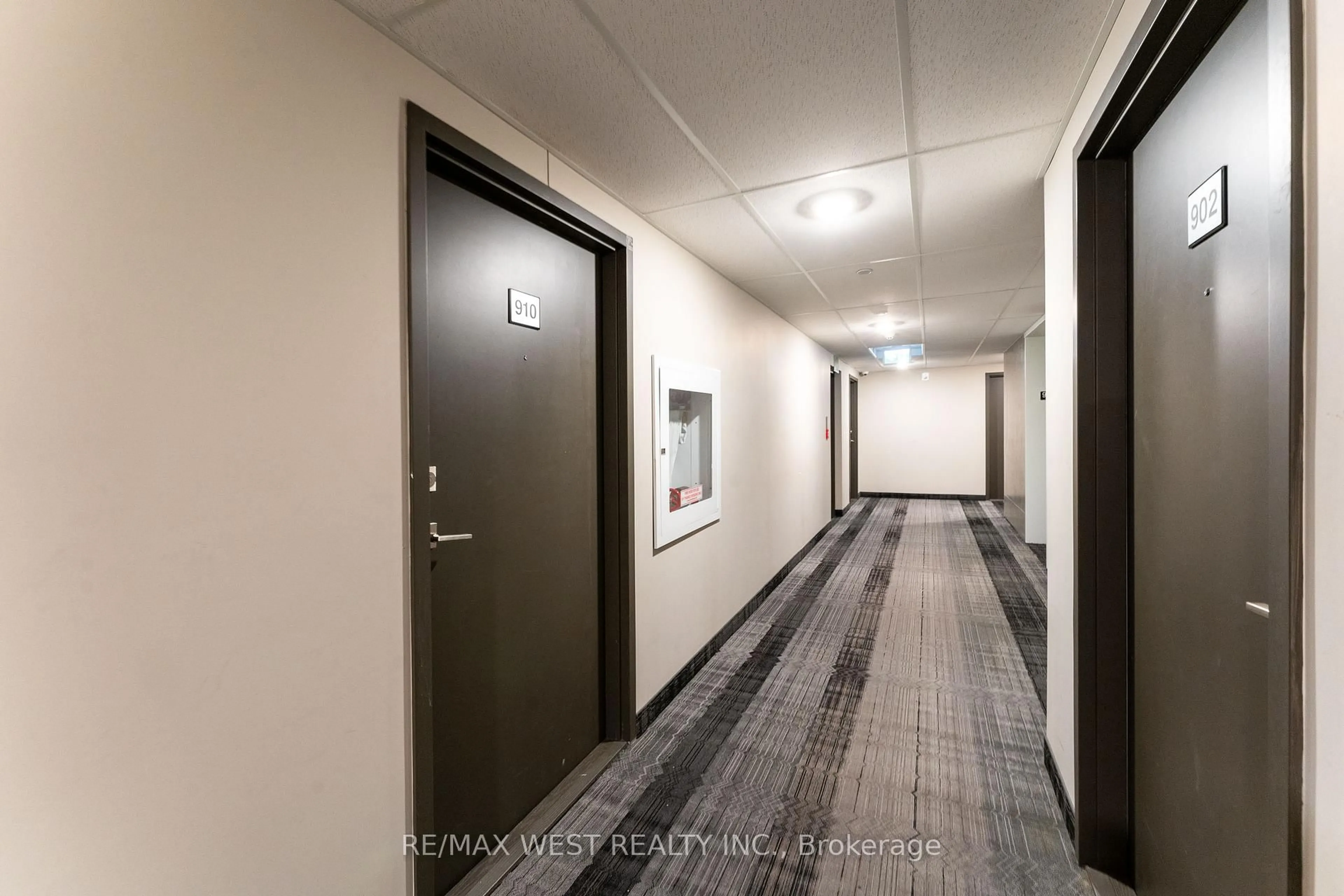 Indoor foyer for 716 Main St #910, Milton Ontario L9T 9L9