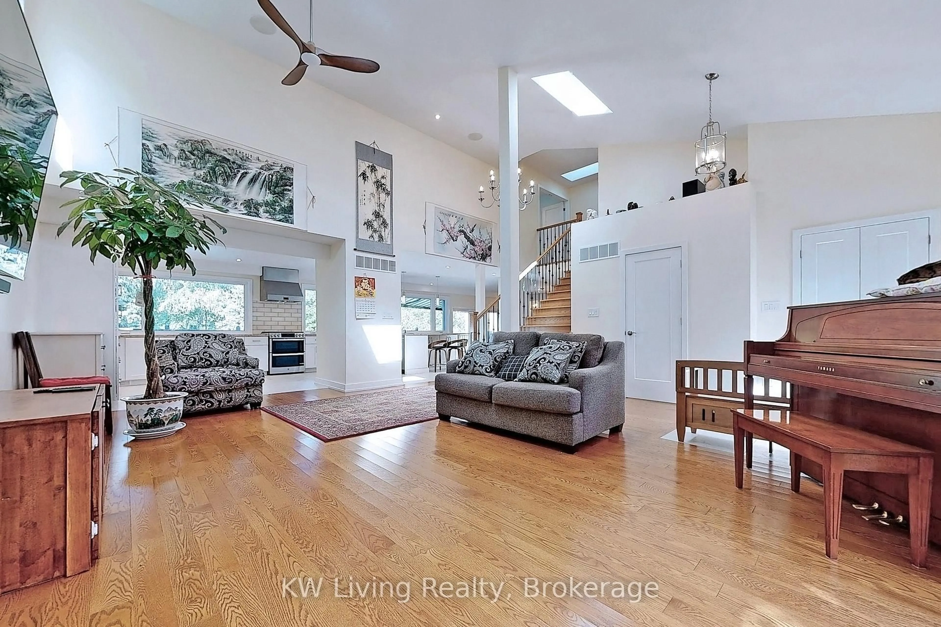 Living room with furniture, wood/laminate floor for 1280 Watersedge Rd, Mississauga Ontario L5J 1A1