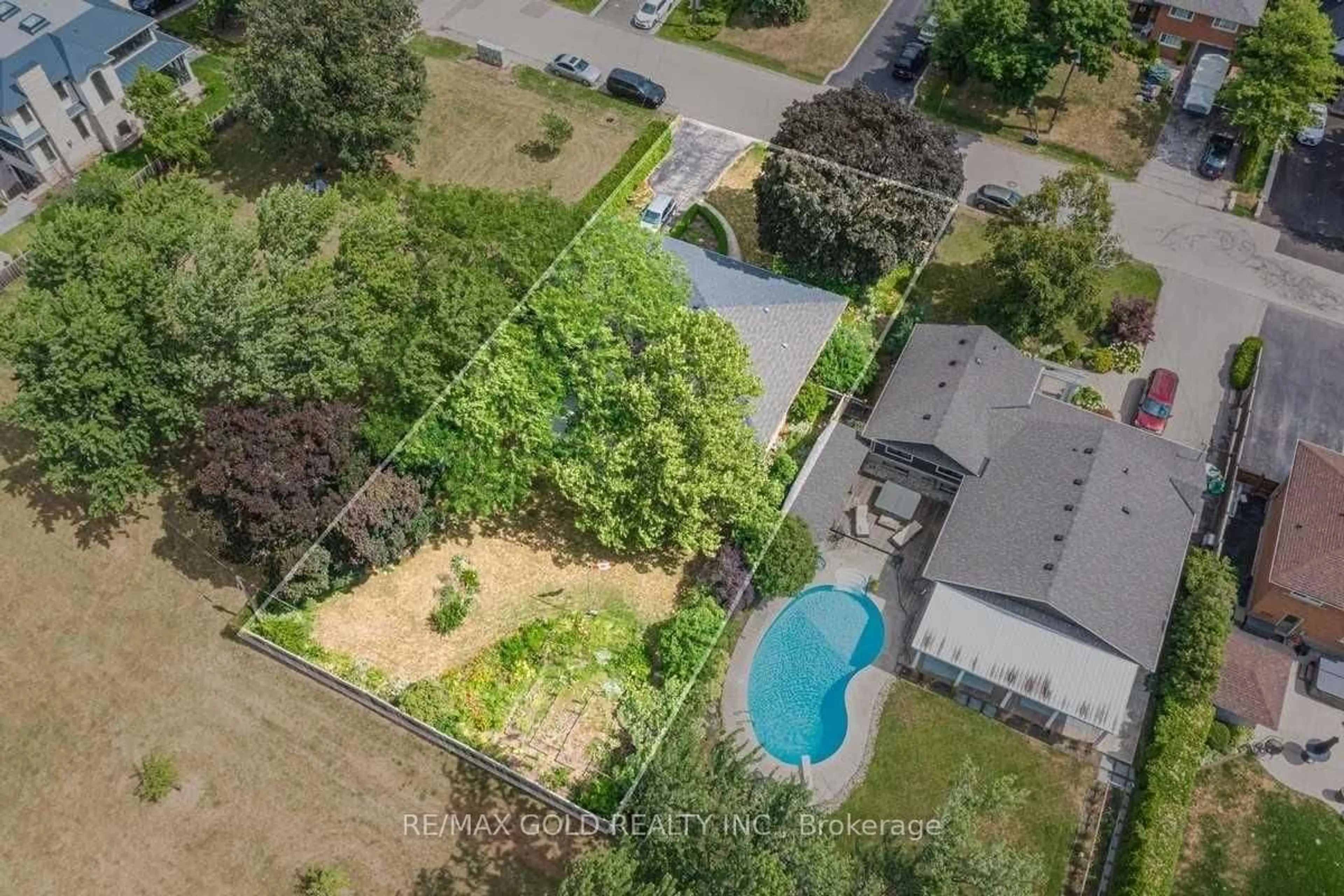 A pic from outside/outdoor area/front of a property/back of a property/a pic from drone, unknown for 378 Sandlewood Rd, Oakville Ontario L6L 3S2