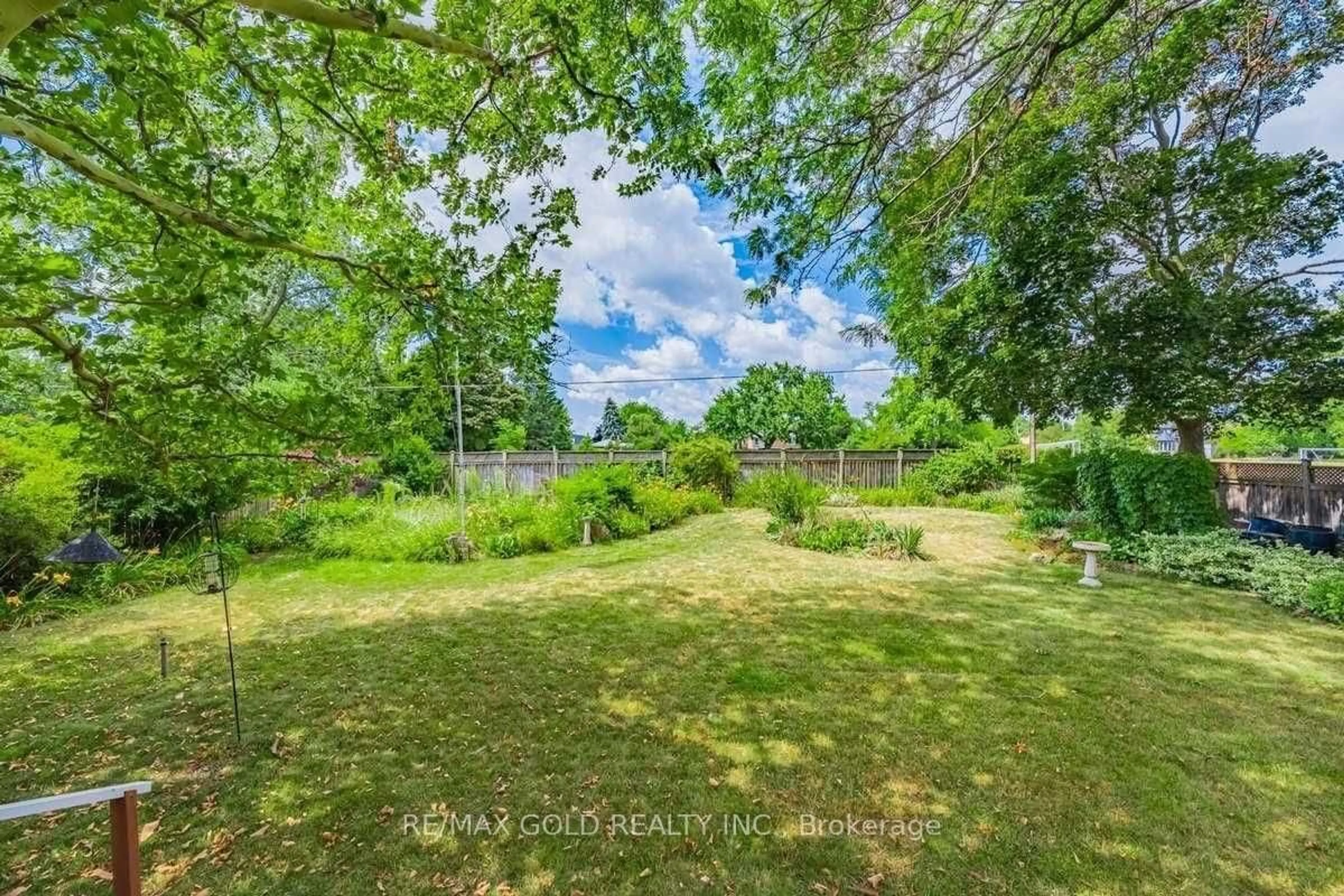 A pic from outside/outdoor area/front of a property/back of a property/a pic from drone, forest/trees view for 378 Sandlewood Rd, Oakville Ontario L6L 3S2