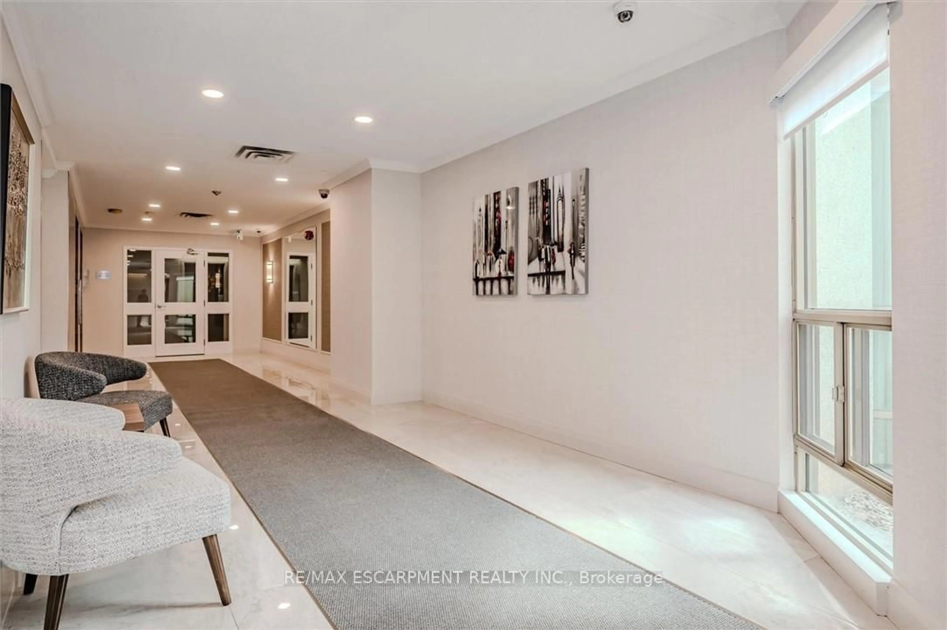 Indoor foyer for 5090 Pinedale Ave #804, Burlington Ontario L7L 5V8