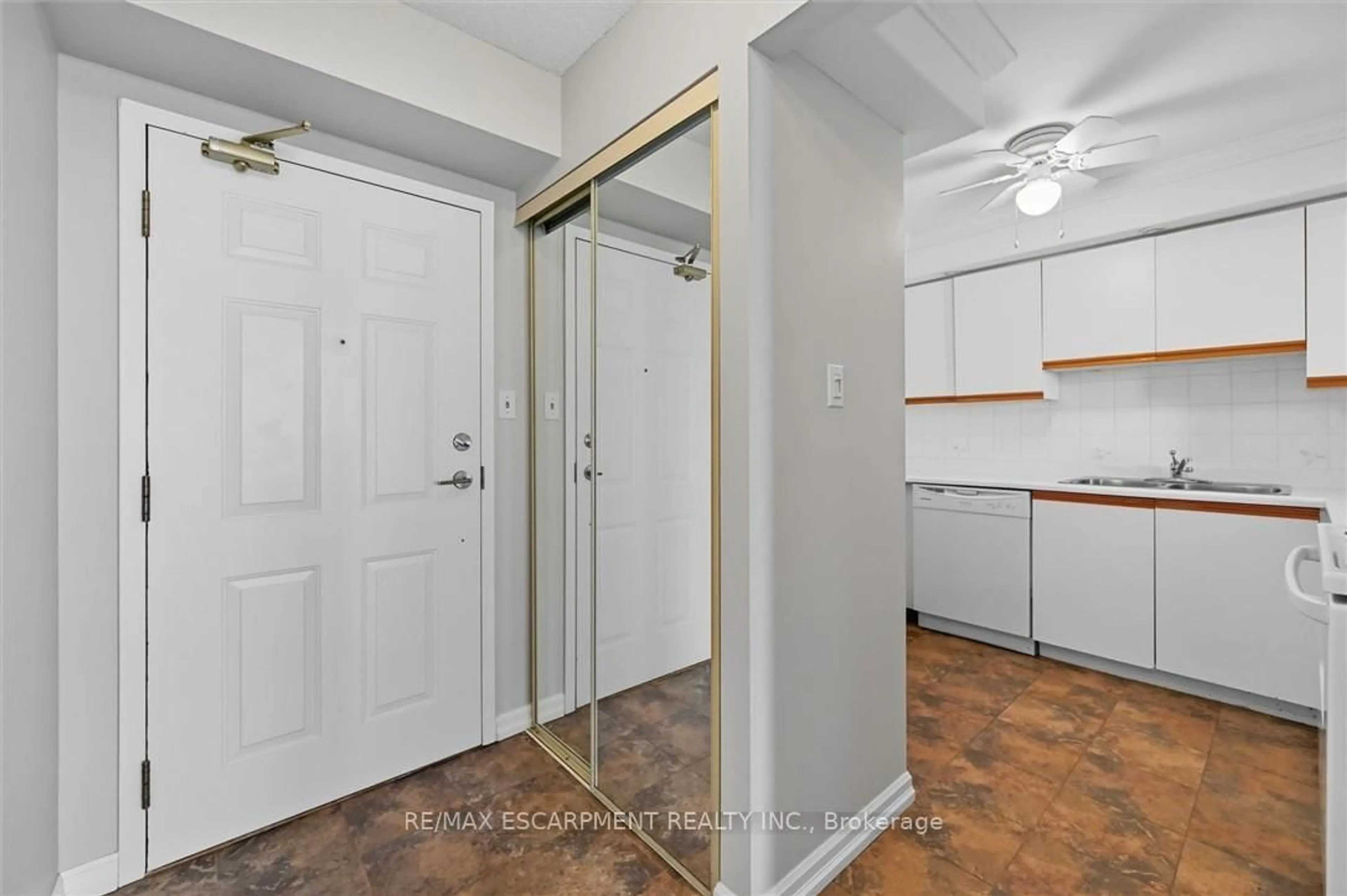 Indoor entryway for 5090 Pinedale Ave #804, Burlington Ontario L7L 5V8
