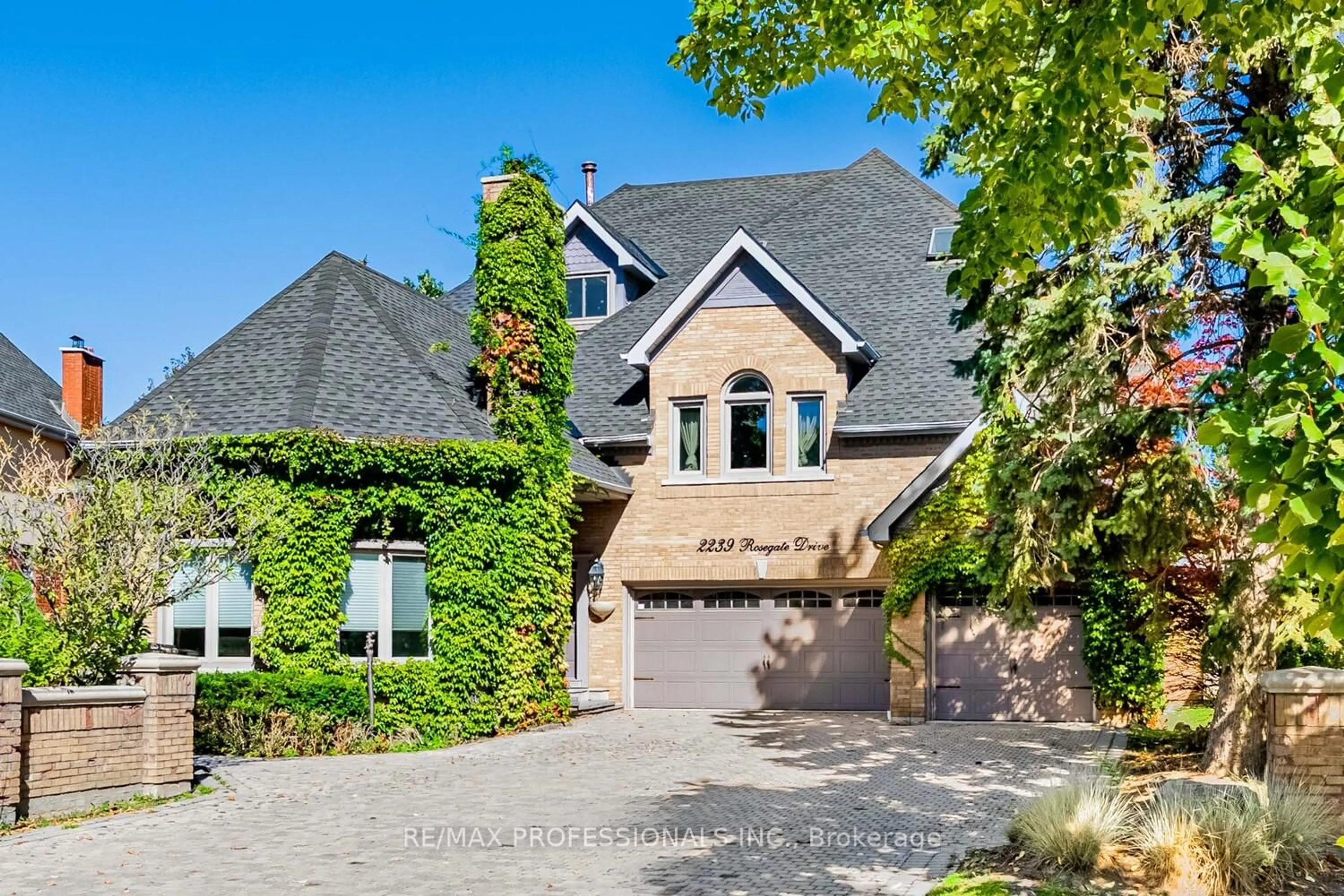 Home with brick exterior material, street for 2239 Rosegate Dr, Mississauga Ontario L1W 3K3