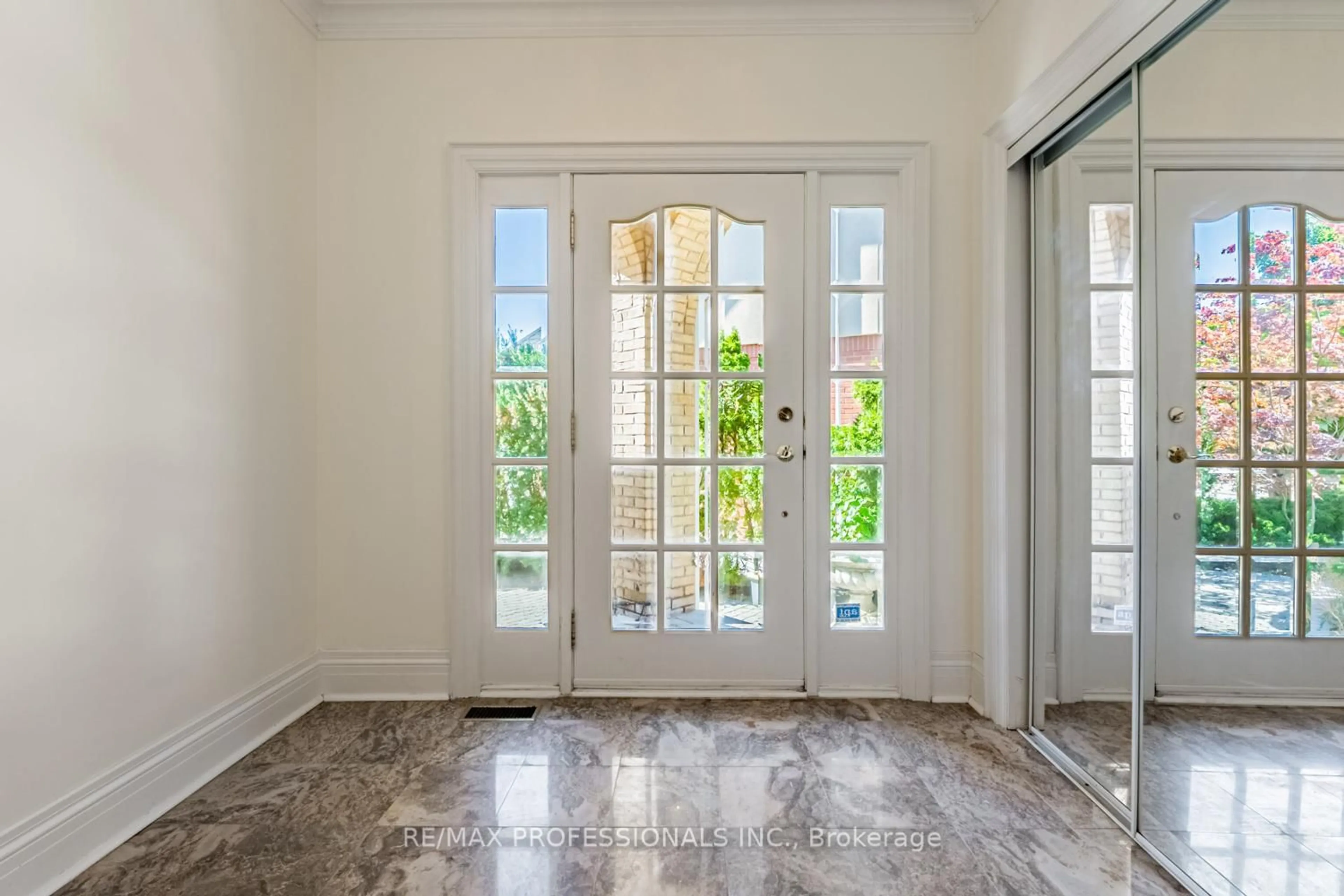 Indoor entryway for 2239 Rosegate Dr, Mississauga Ontario L1W 3K3