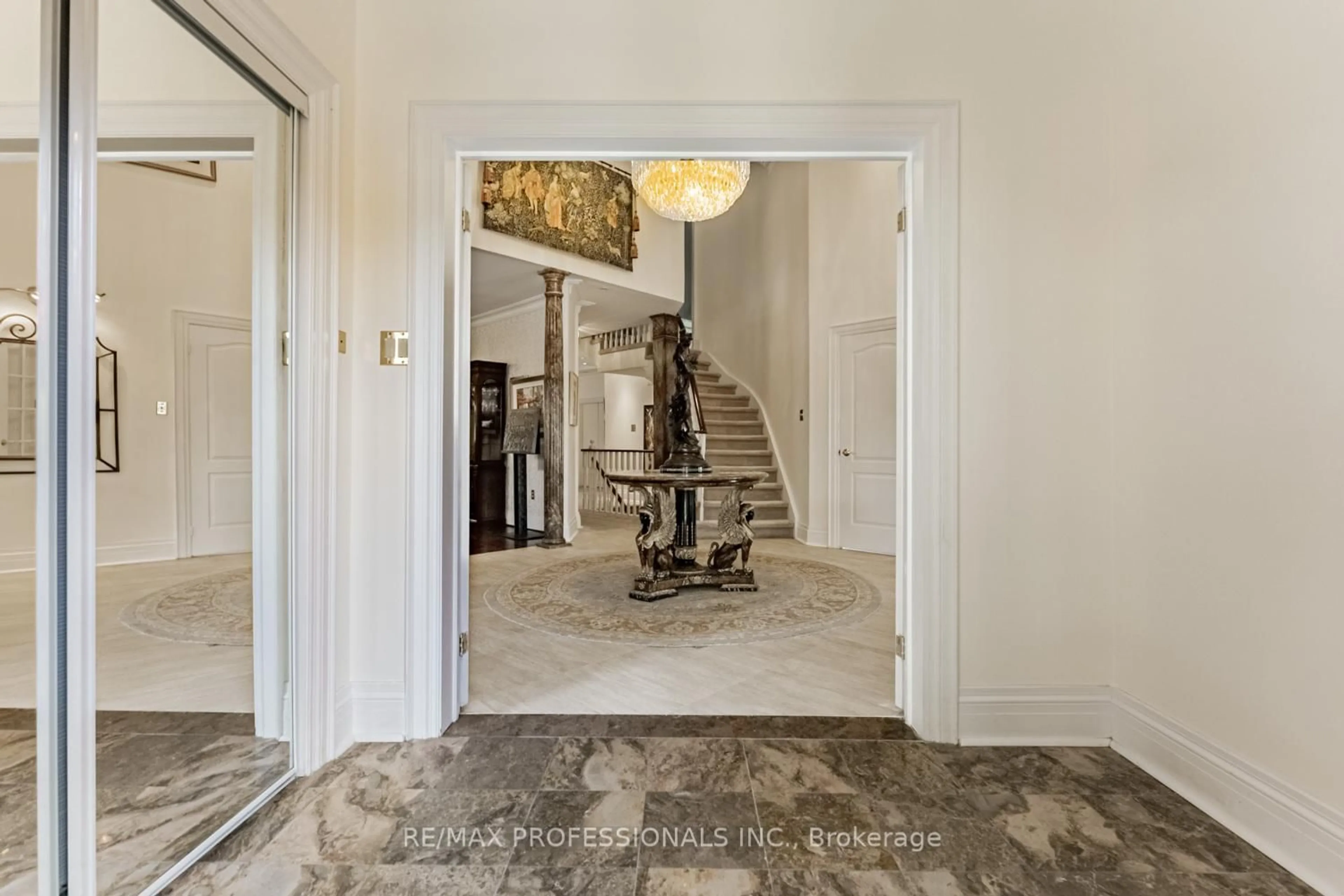 Indoor foyer for 2239 Rosegate Dr, Mississauga Ontario L1W 3K3