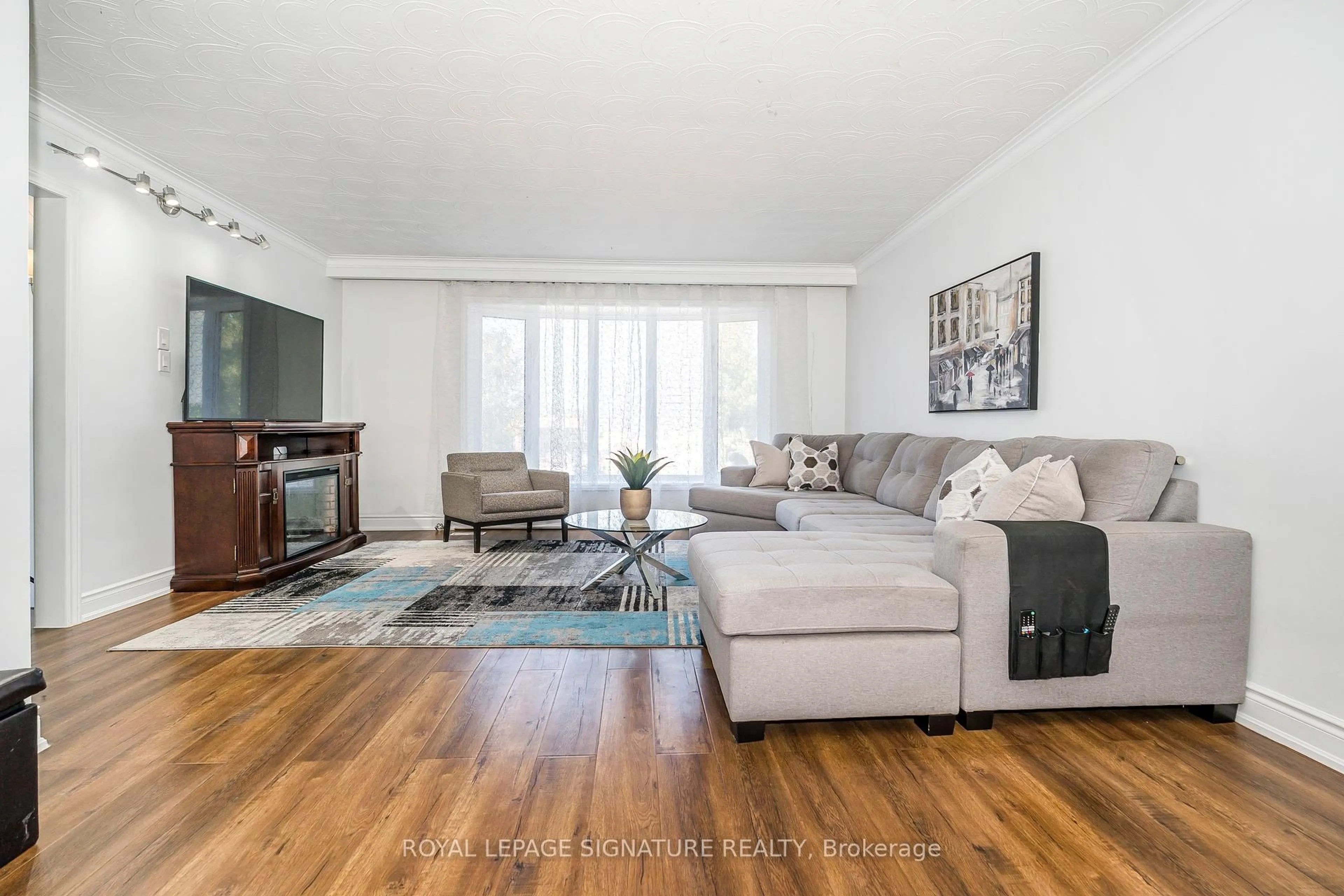 Living room with furniture, unknown for 3562 Laddie Cres, Mississauga Ontario L4T 1N1