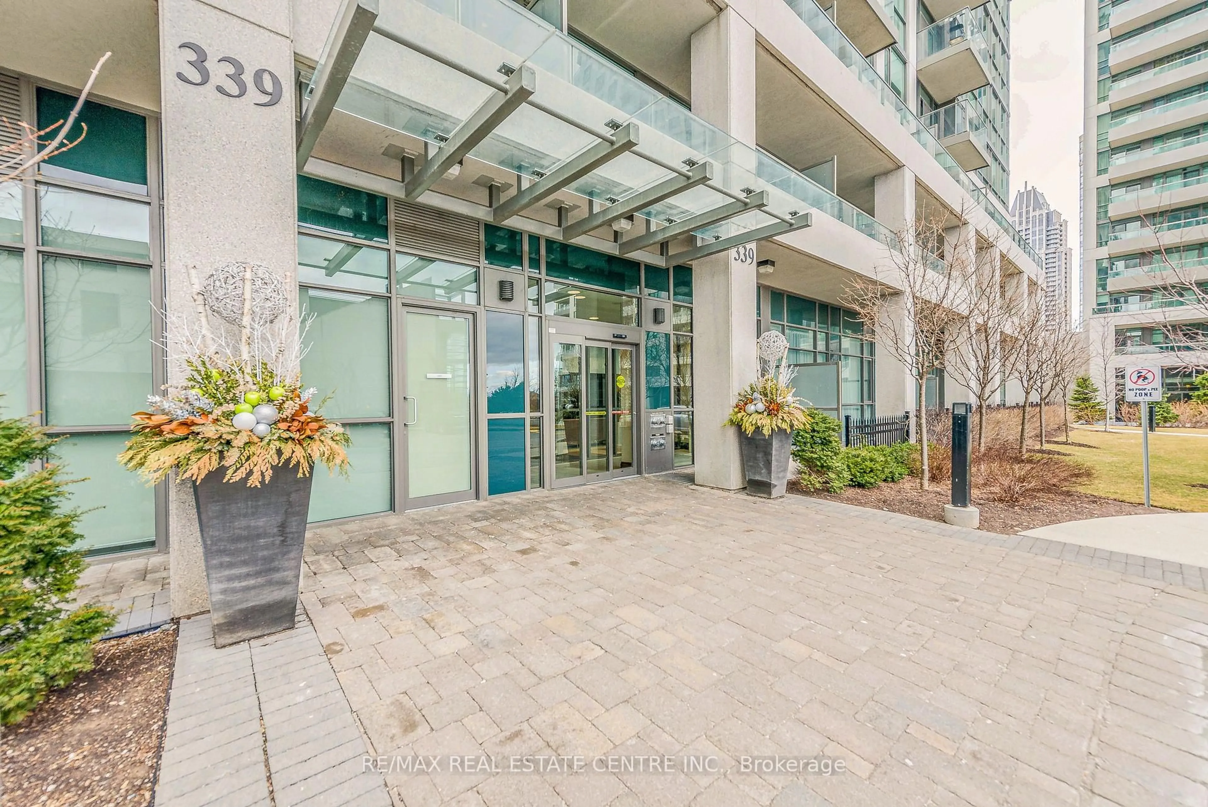 Indoor foyer for 339 Rathburn Rd #2116, Mississauga Ontario L5B 0K6