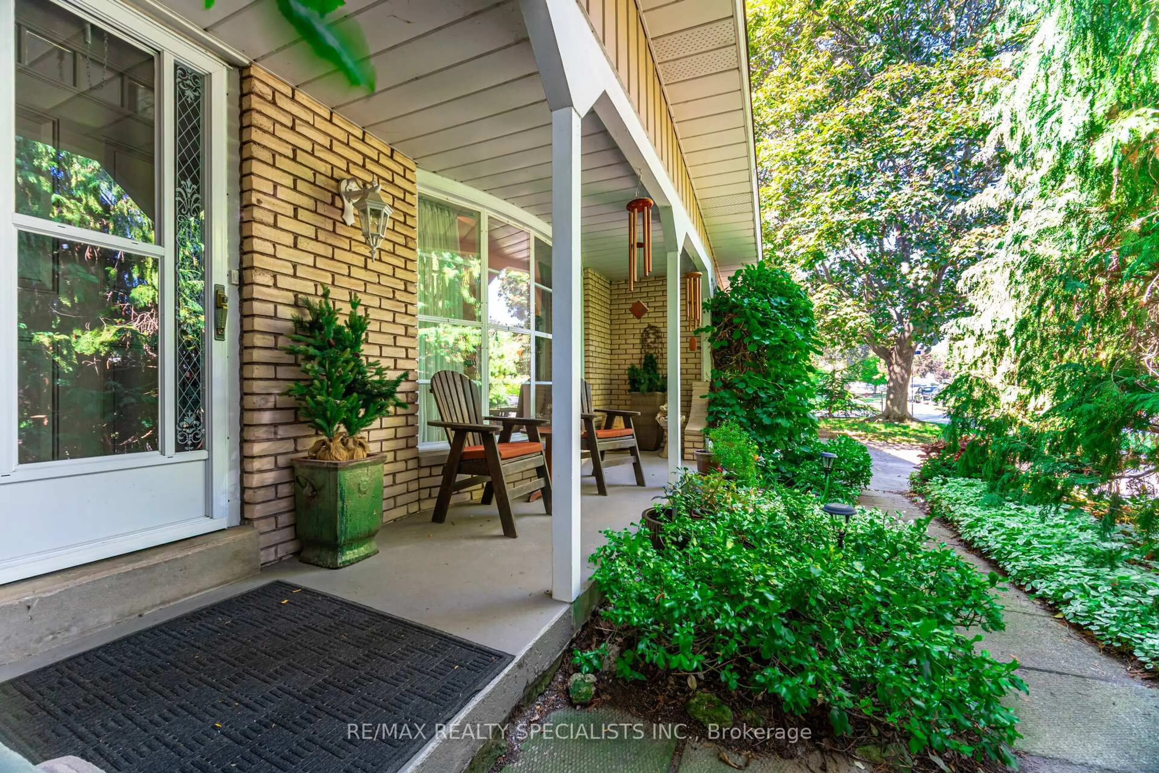 Patio, street for 480 Tipperary Ave, Burlington Ontario L7L 2L3