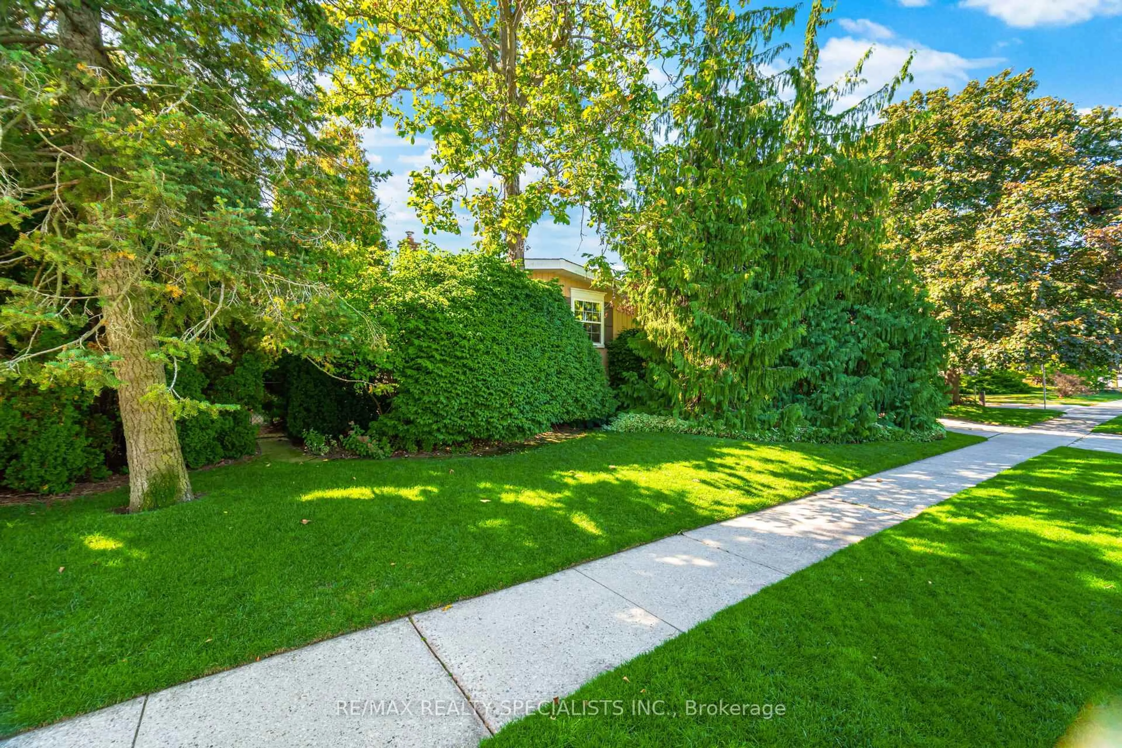 Patio, street for 480 Tipperary Ave, Burlington Ontario L7L 2L3