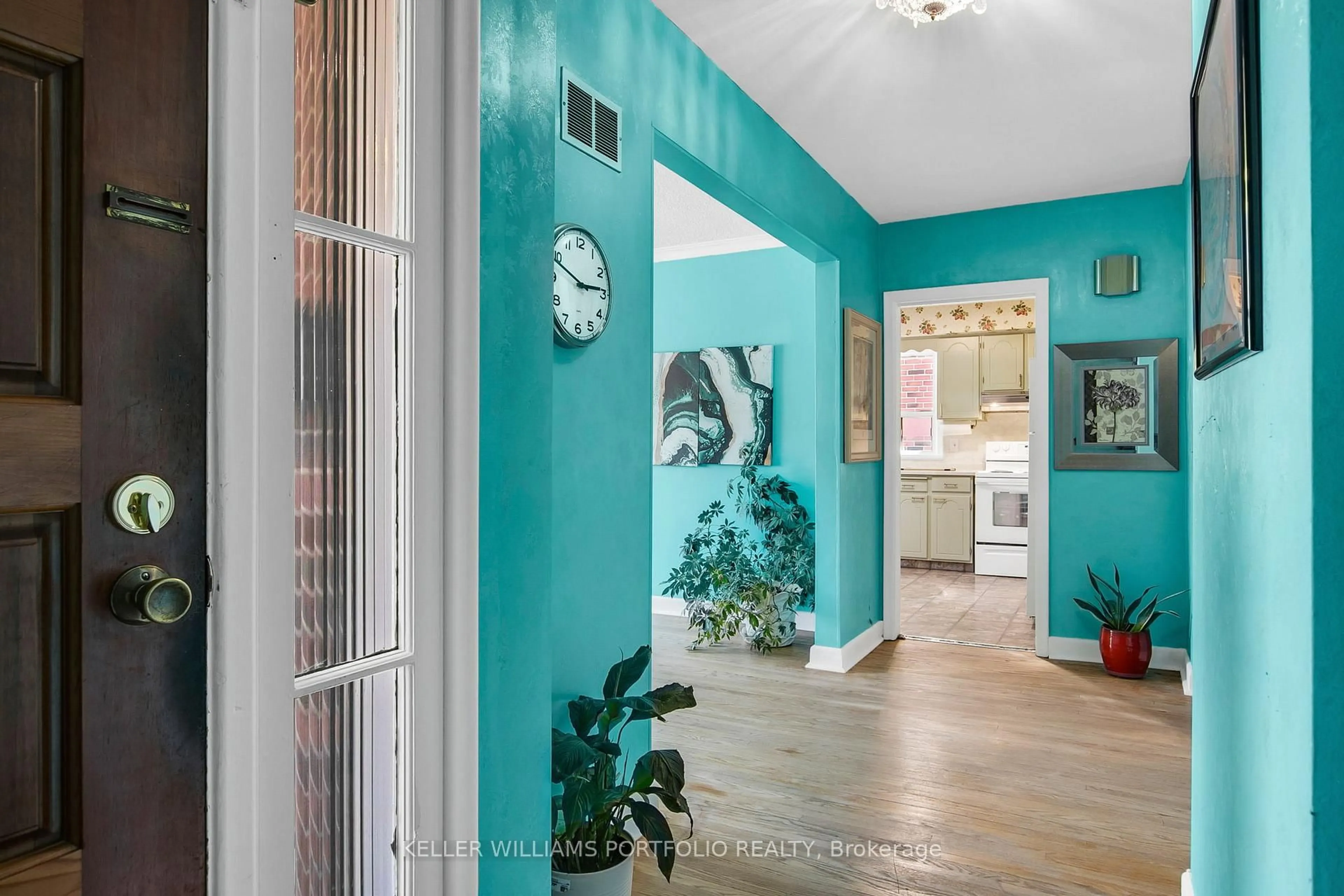 Indoor entryway for 106 Botfield Ave, Toronto Ontario M9B 4E5