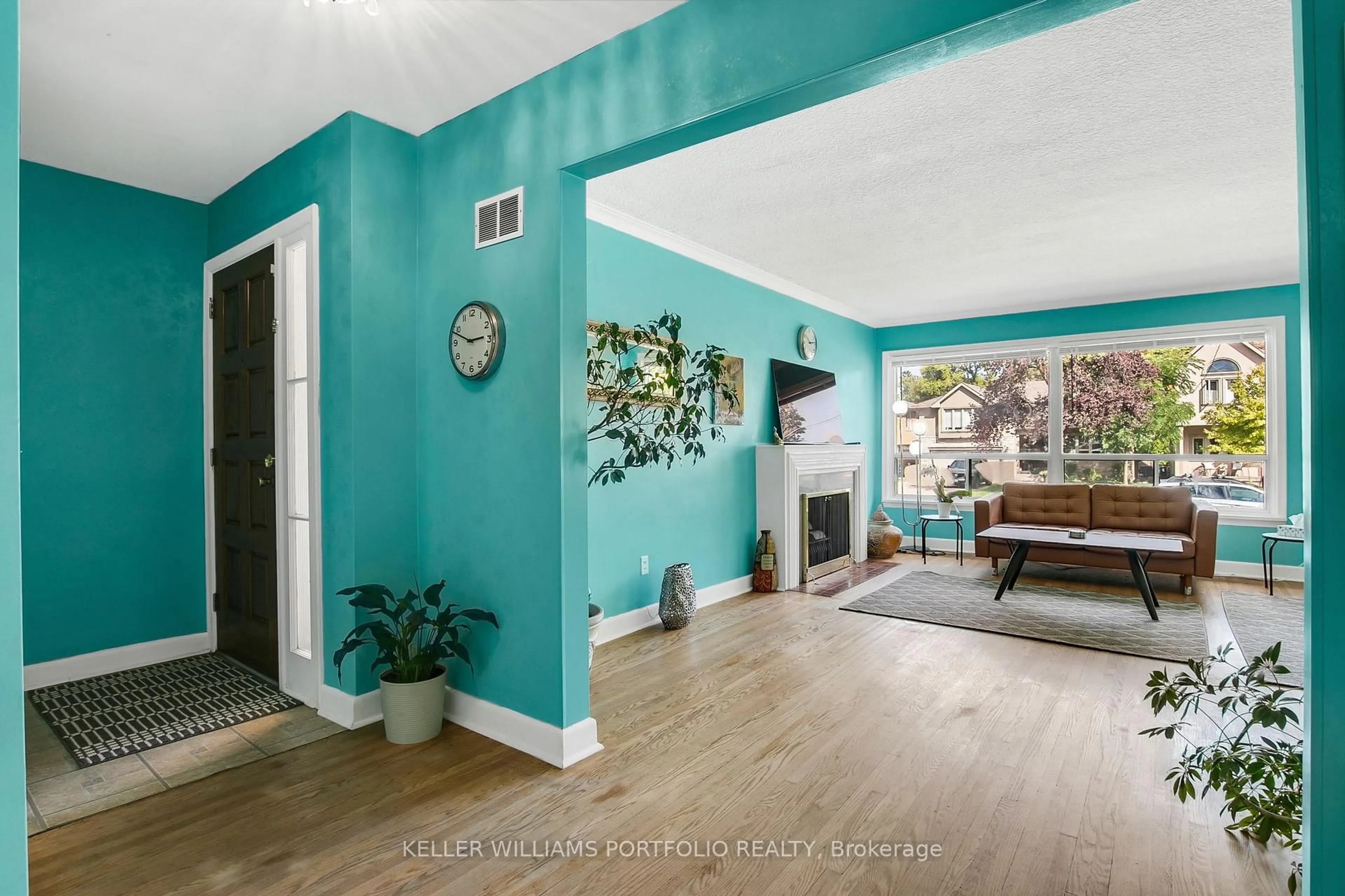 Indoor entryway for 106 Botfield Ave, Toronto Ontario M9B 4E5