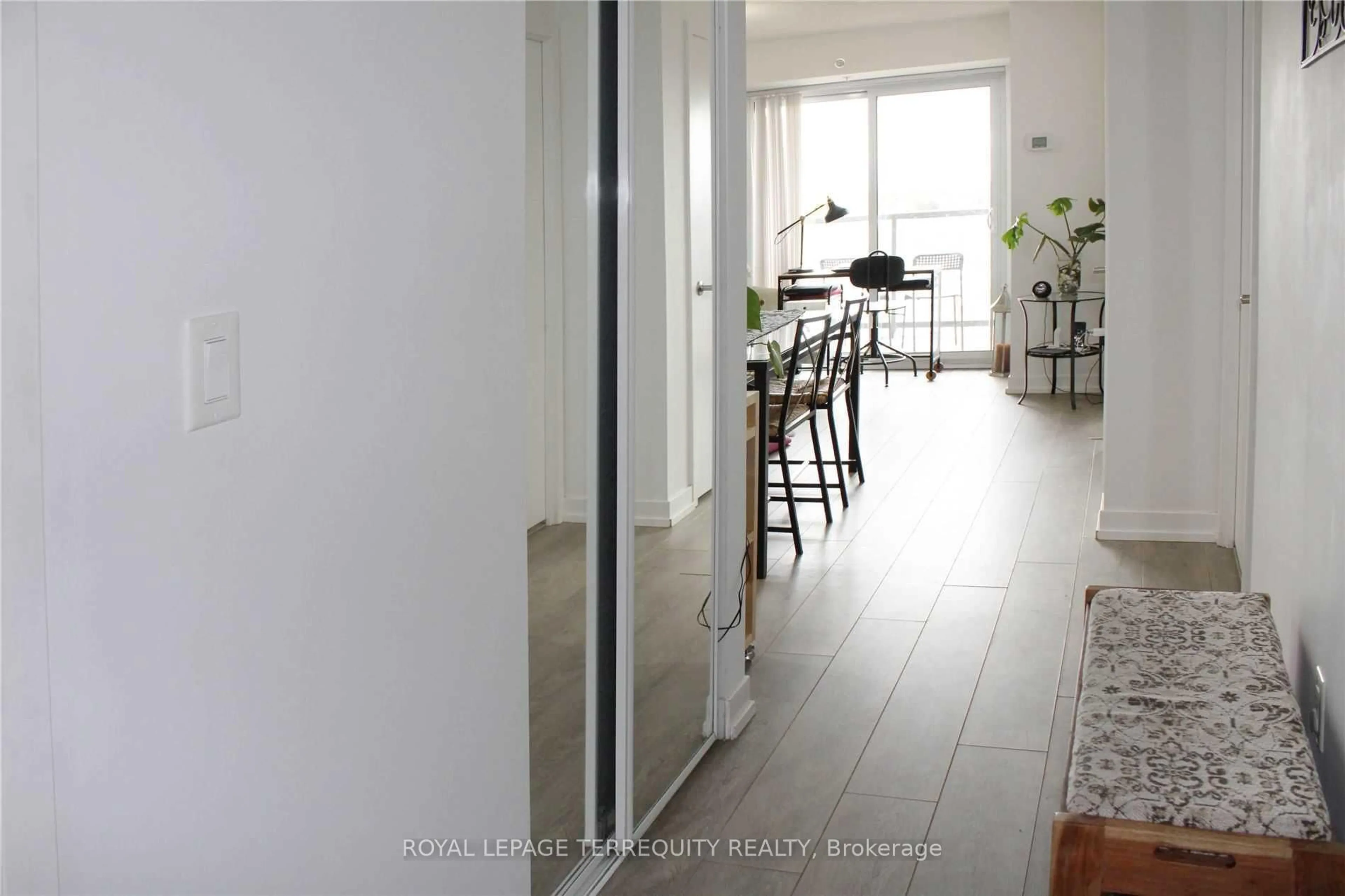 Indoor entryway for 1420 Dupont St #808, Toronto Ontario M6H 0C2