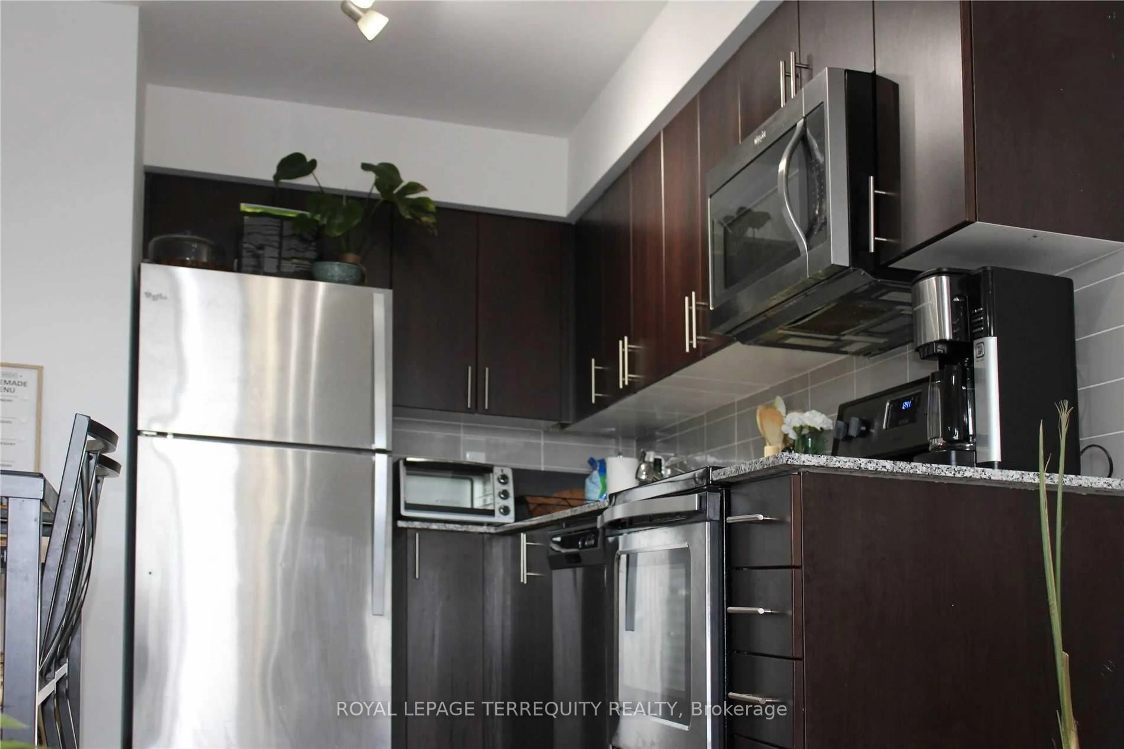 Standard kitchen, wood/laminate floor for 1420 Dupont St #808, Toronto Ontario M6H 0C2