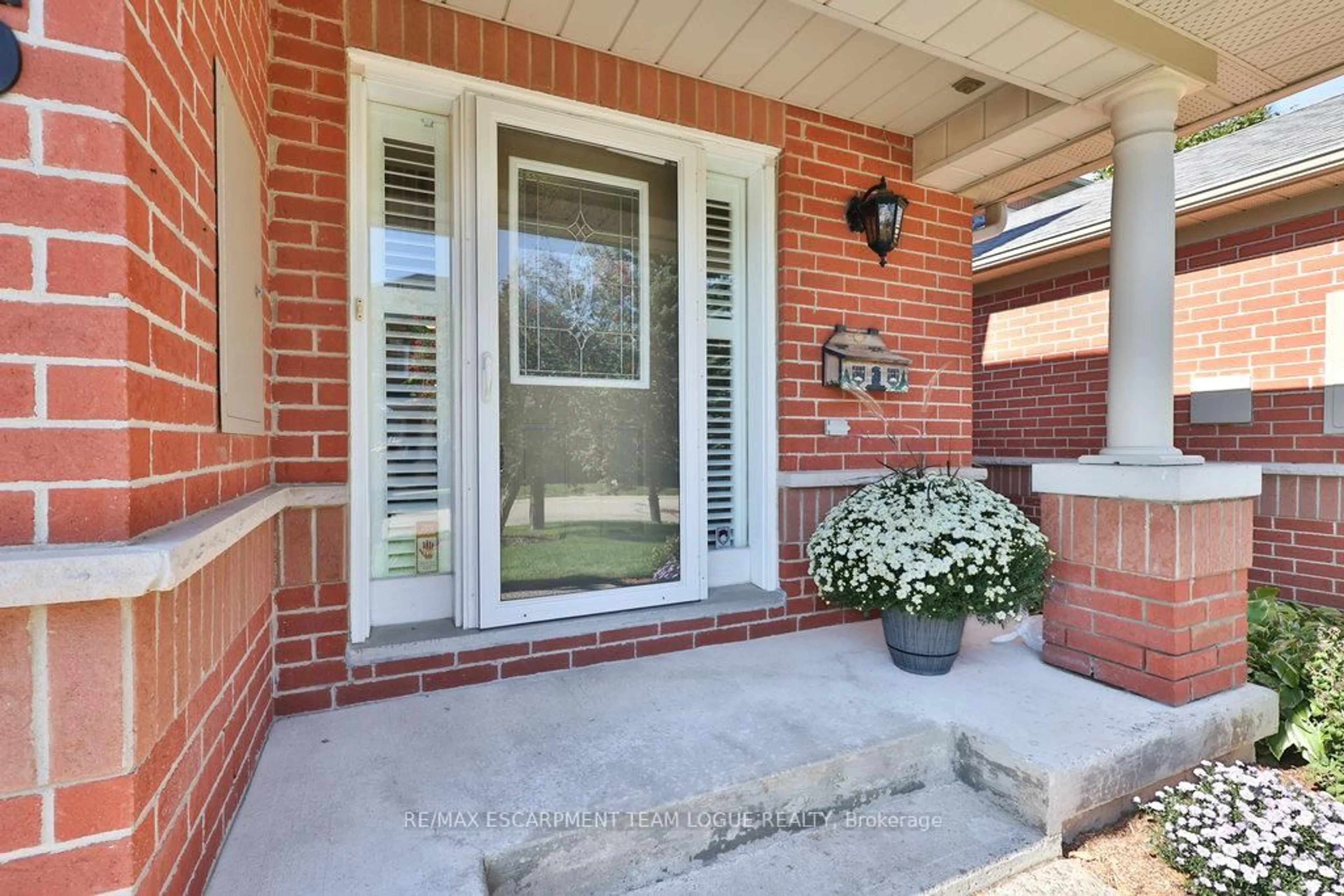 Home with brick exterior material, street for 2165 Country Club Dr #16, Burlington Ontario L7M 4H4
