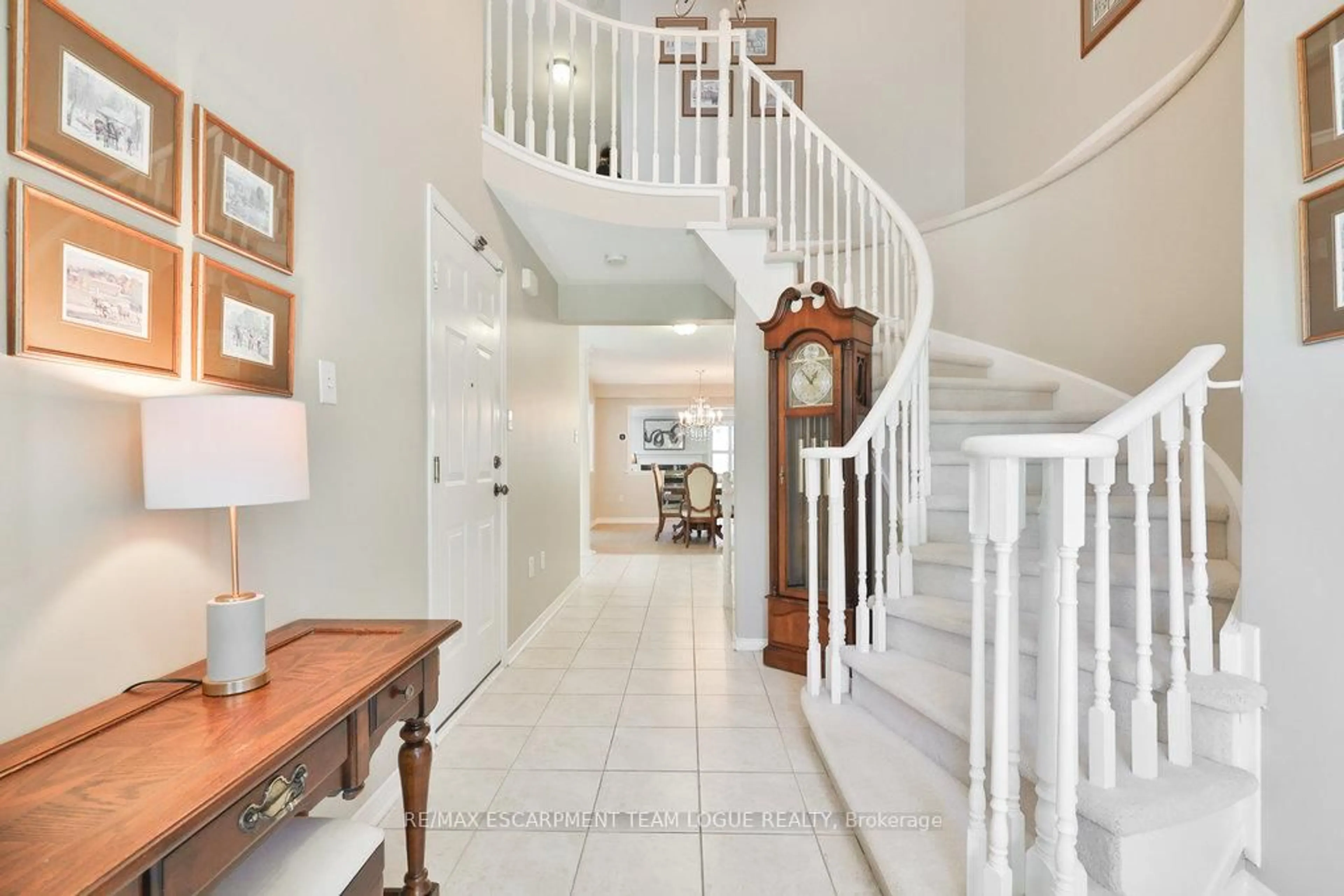 Indoor foyer for 2165 Country Club Dr #16, Burlington Ontario L7M 4H4