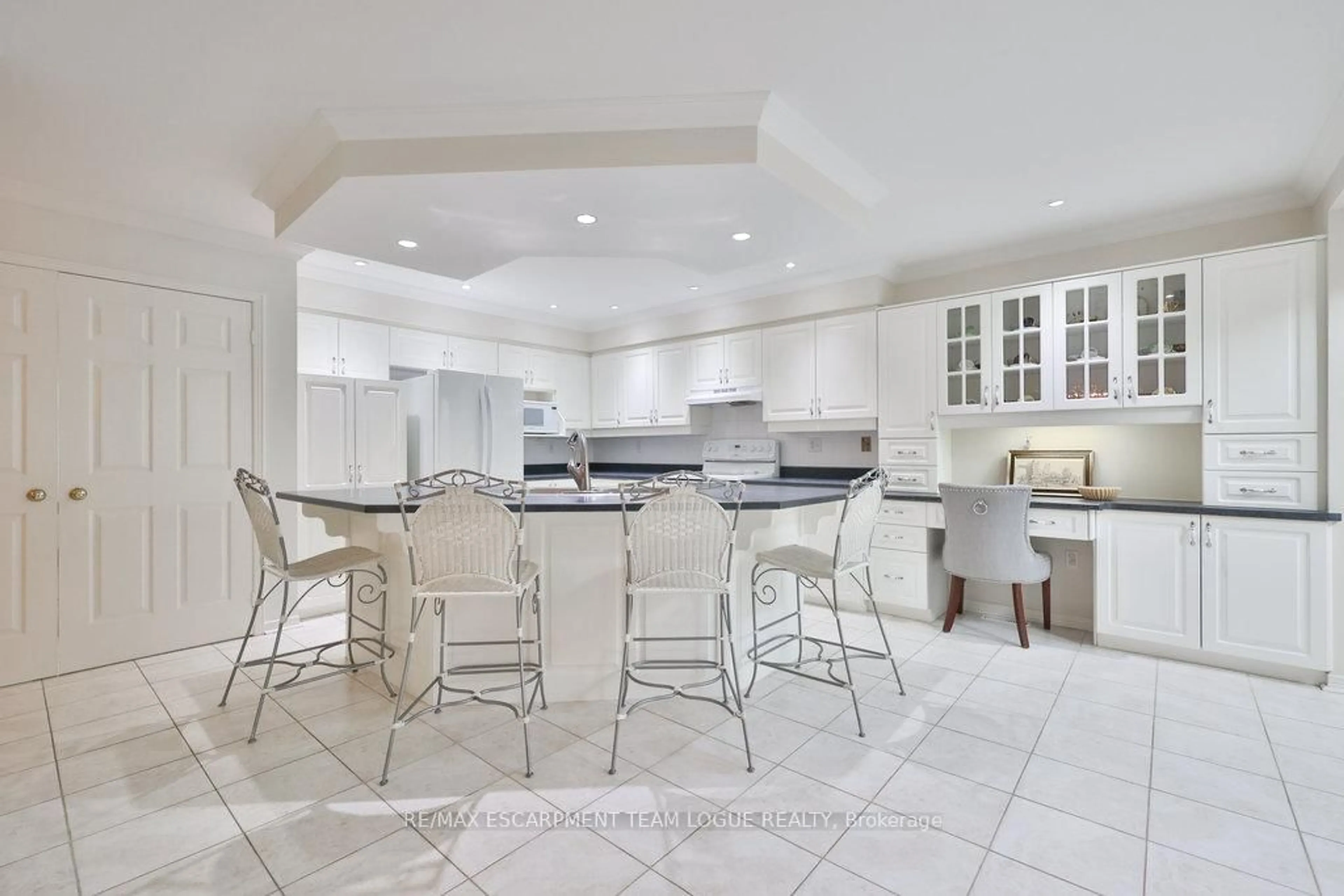 Open concept kitchen, ceramic/tile floor for 2165 Country Club Dr #16, Burlington Ontario L7M 4H4