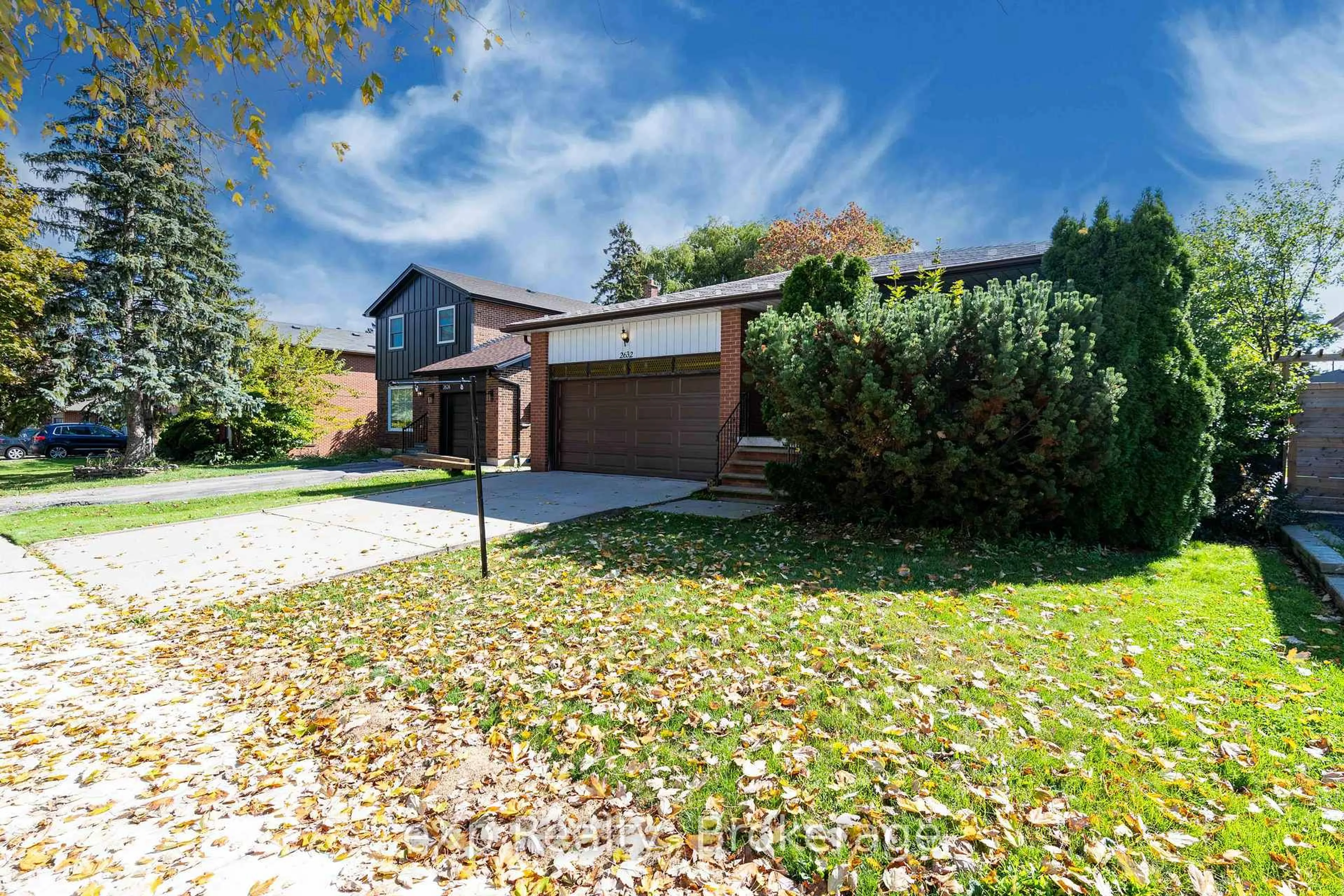 A pic from outside/outdoor area/front of a property/back of a property/a pic from drone, street for 2632 Birch Cres, Mississauga Ontario L5J 4H1