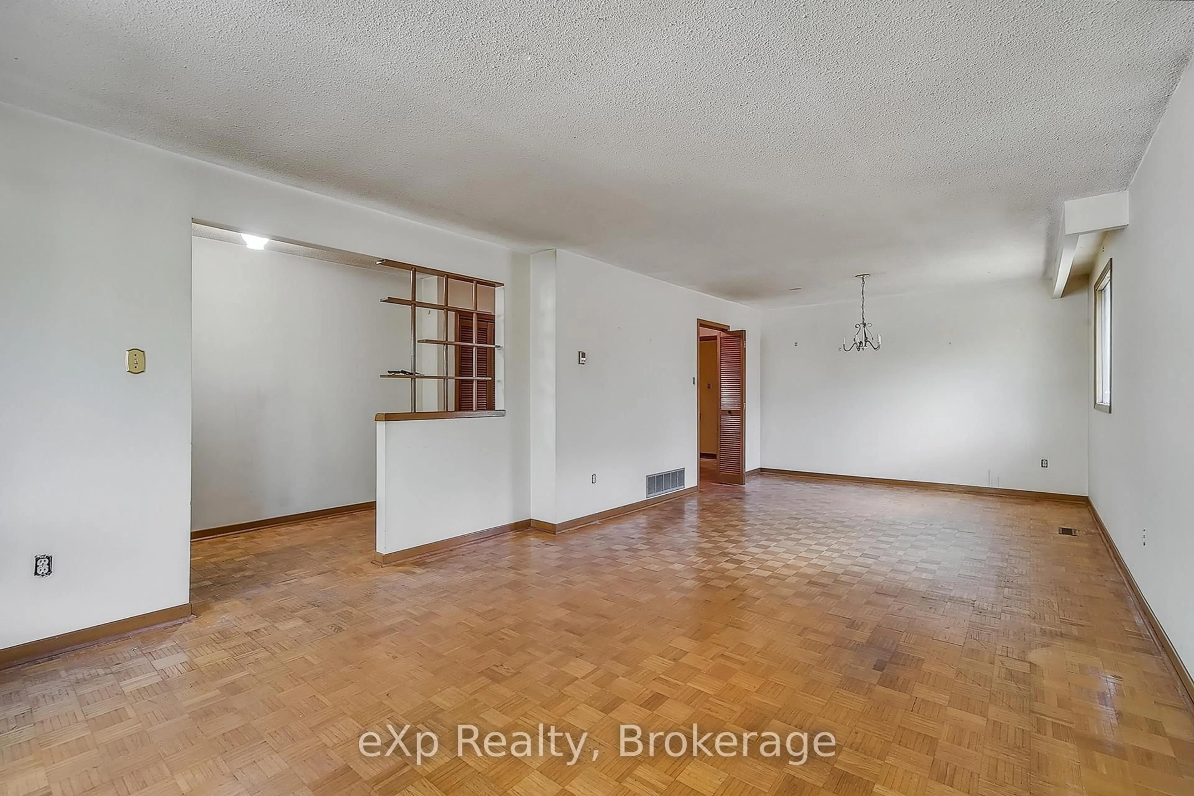 A pic of a room for 2632 Birch Cres, Mississauga Ontario L5J 4H1