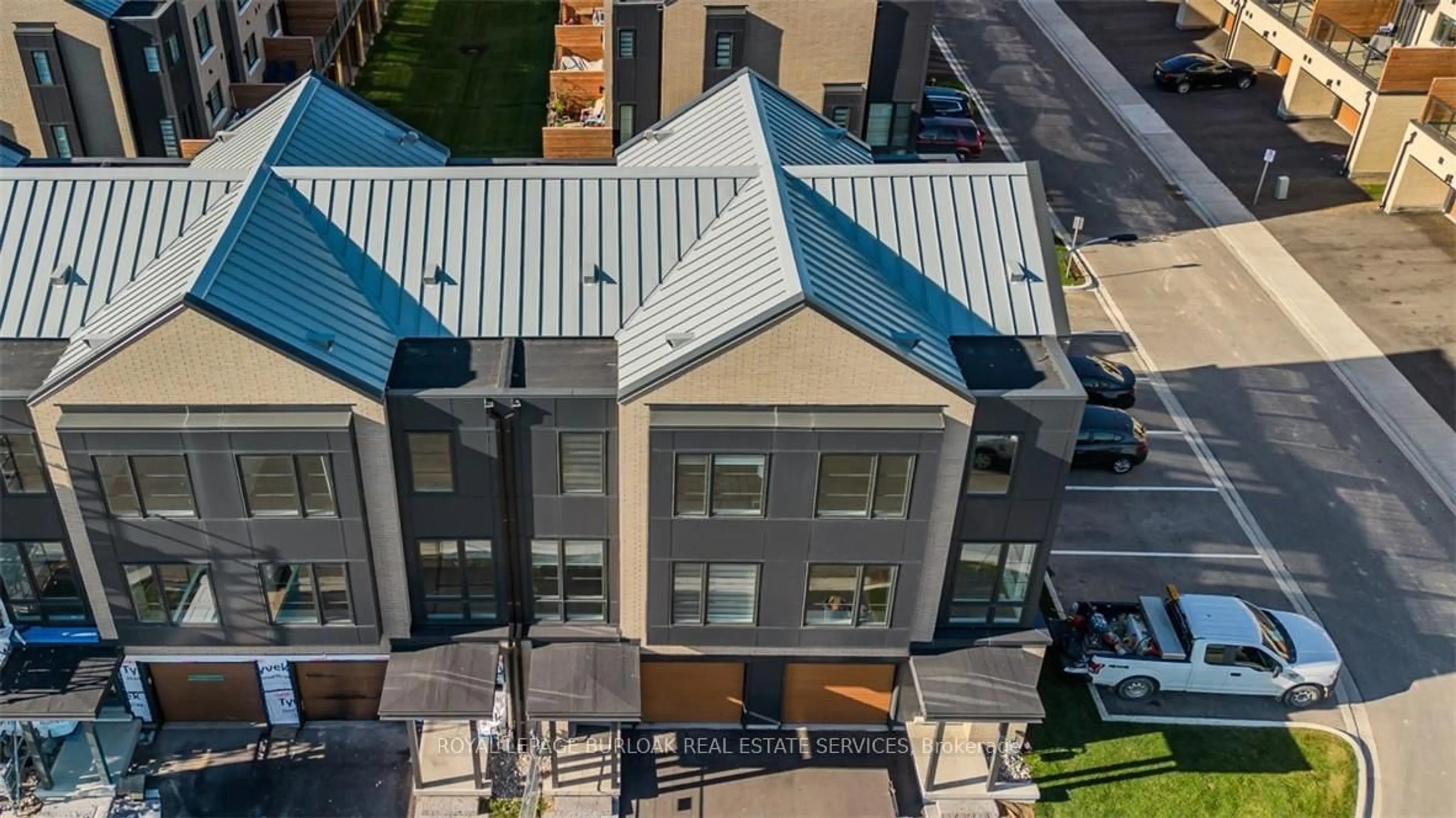 A pic from outside/outdoor area/front of a property/back of a property/a pic from drone, city buildings view from balcony for 2273 Turnberry Rd #52, Burlington Ontario L7M 2B2