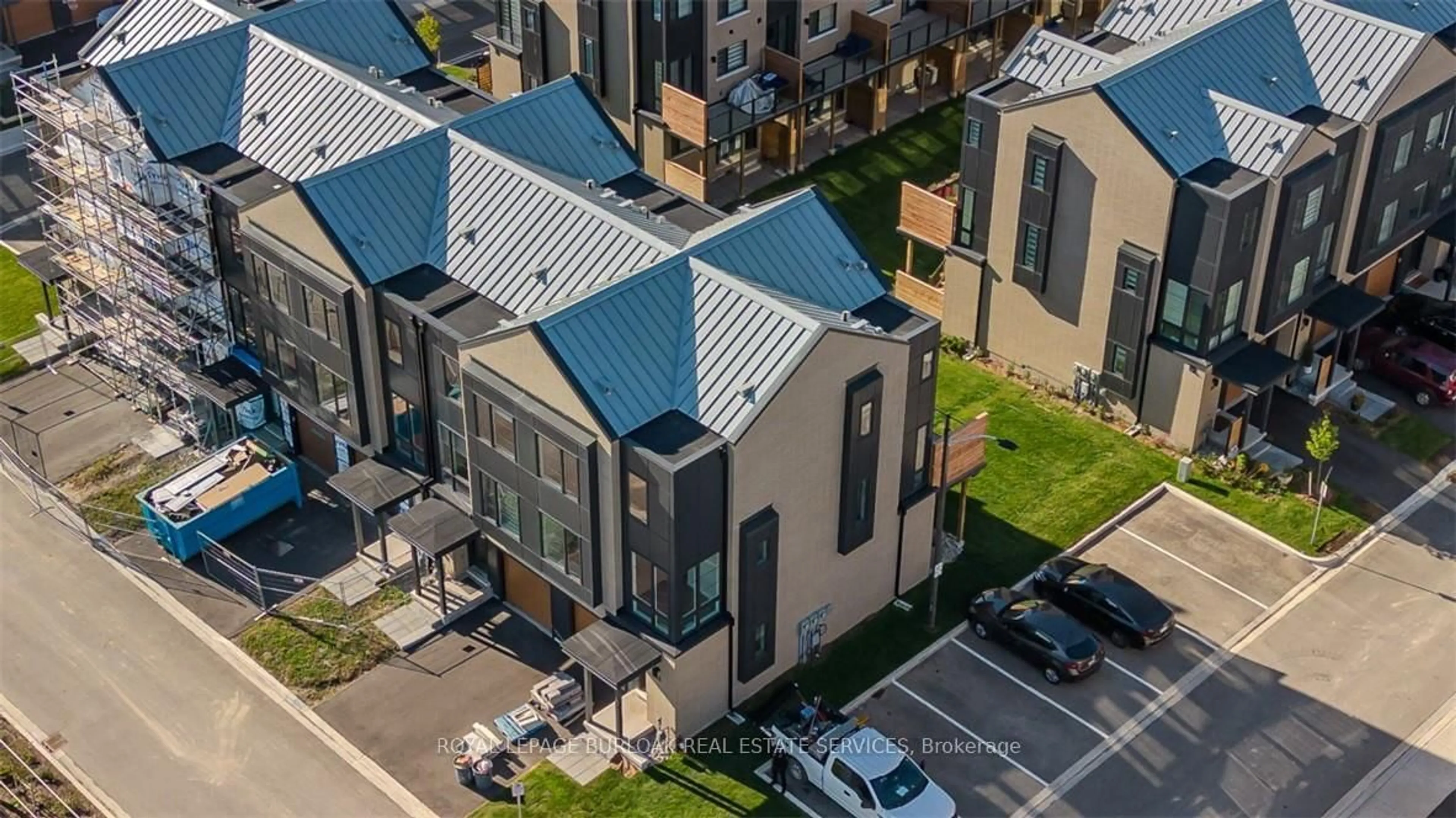 A pic from outside/outdoor area/front of a property/back of a property/a pic from drone, street for 2273 Turnberry Rd #52, Burlington Ontario L7M 2B2