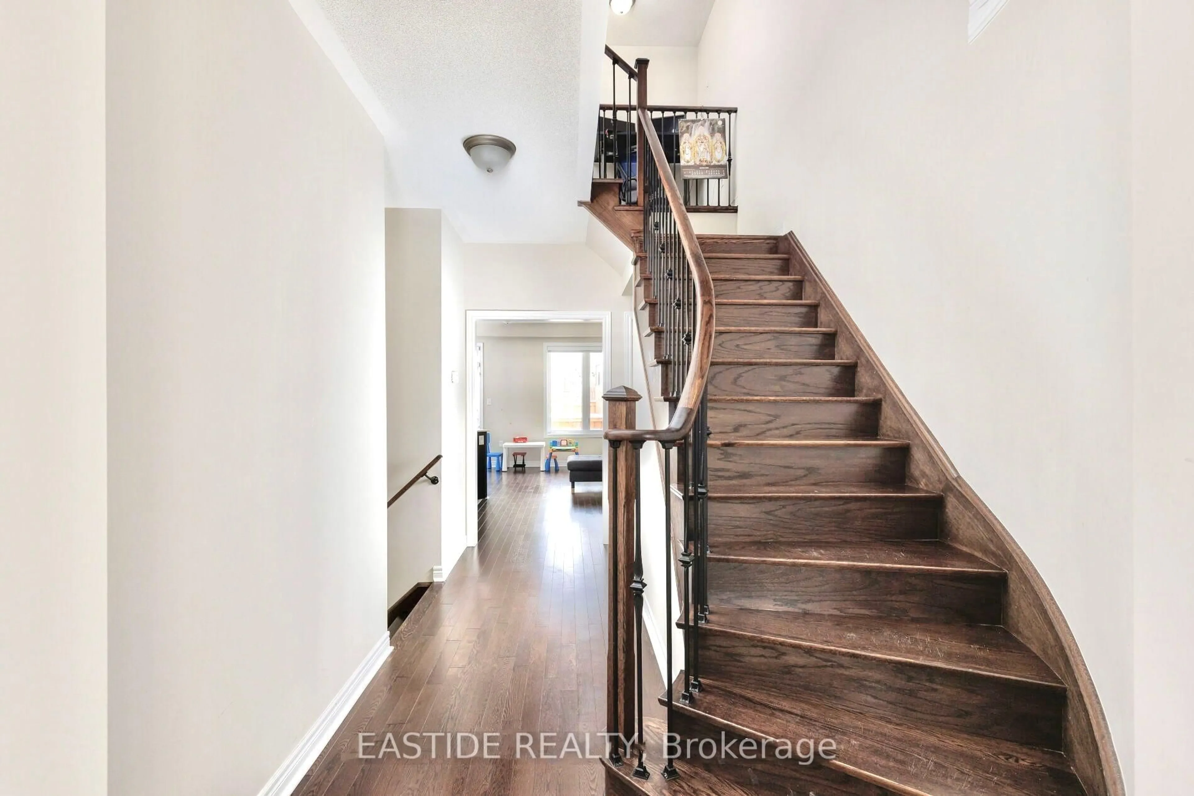 Indoor entryway for 57 Benhurst Cres, Brampton Ontario L7A 0B7