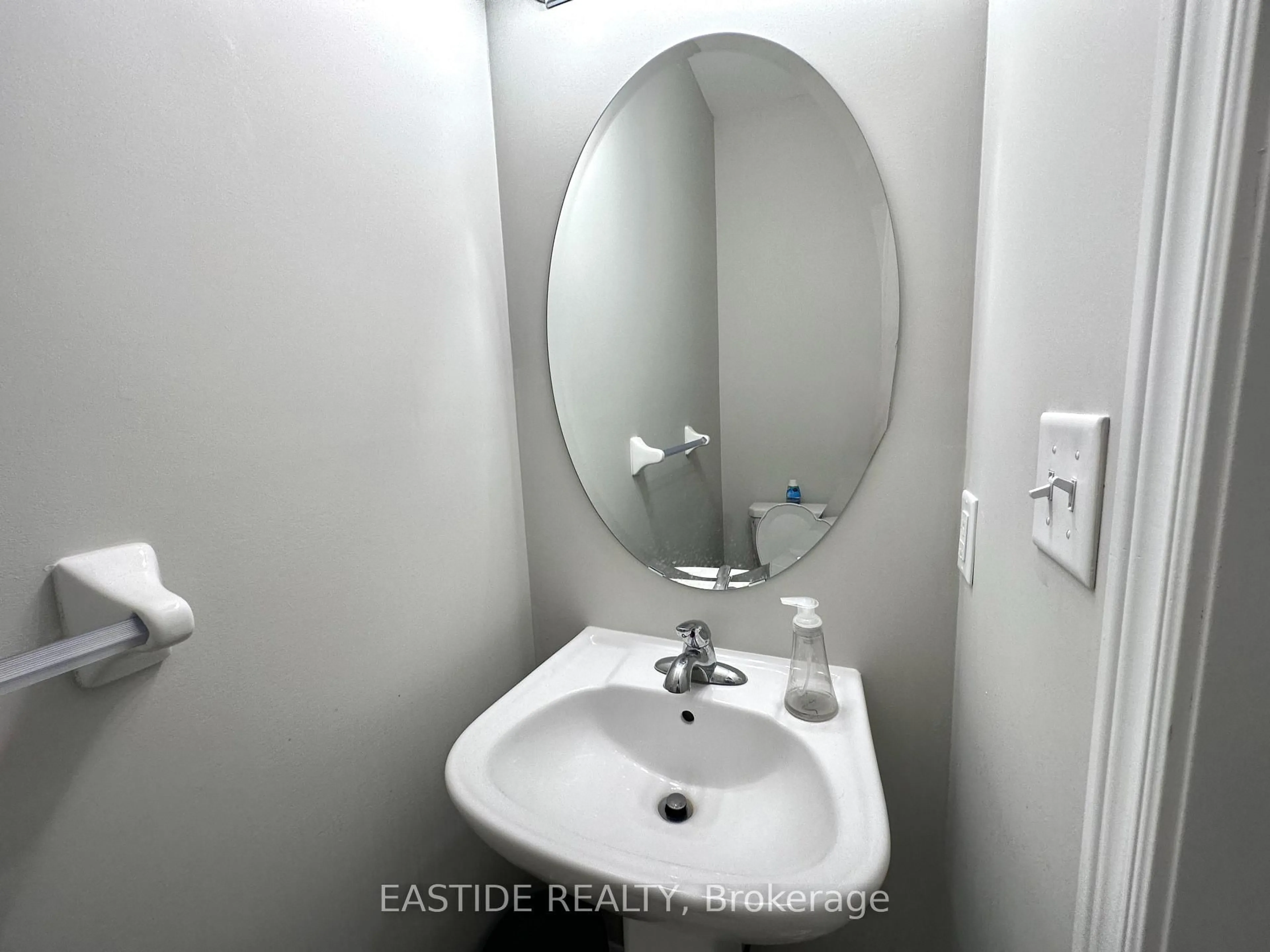 Standard bathroom, unknown for 57 Benhurst Cres, Brampton Ontario L7A 0B7