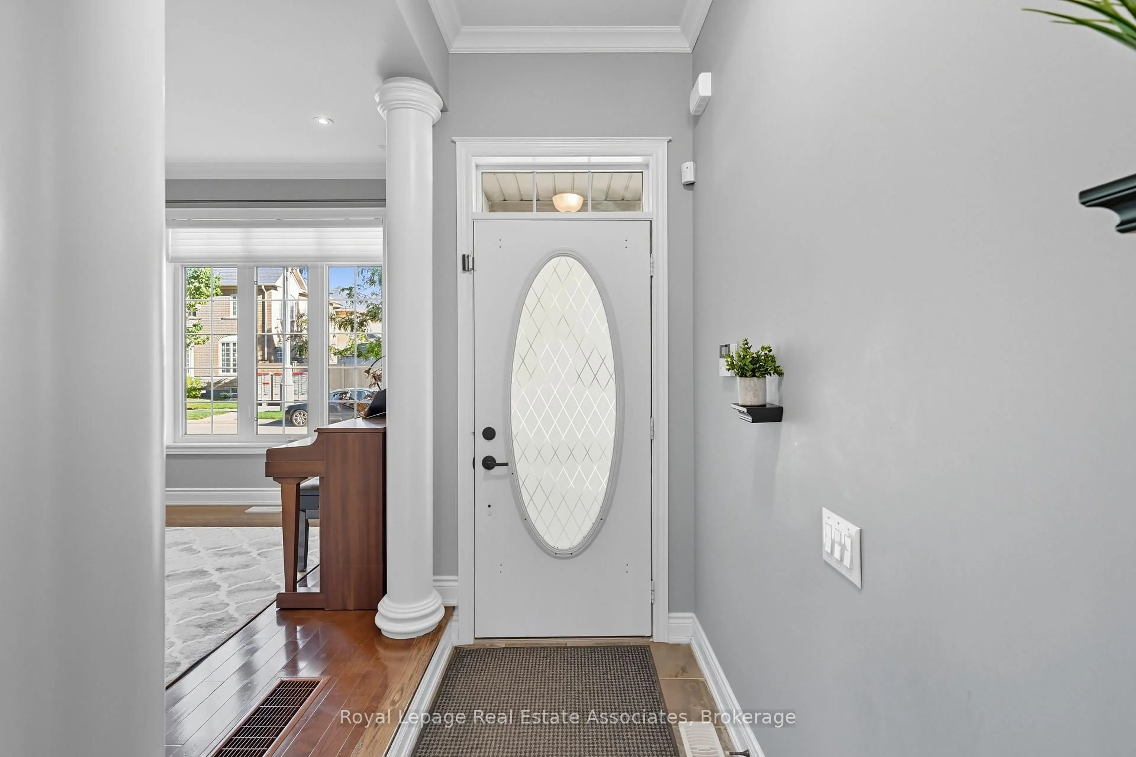 Indoor entryway for 3335 Whilabout Terr, Oakville Ontario L6L 0A8