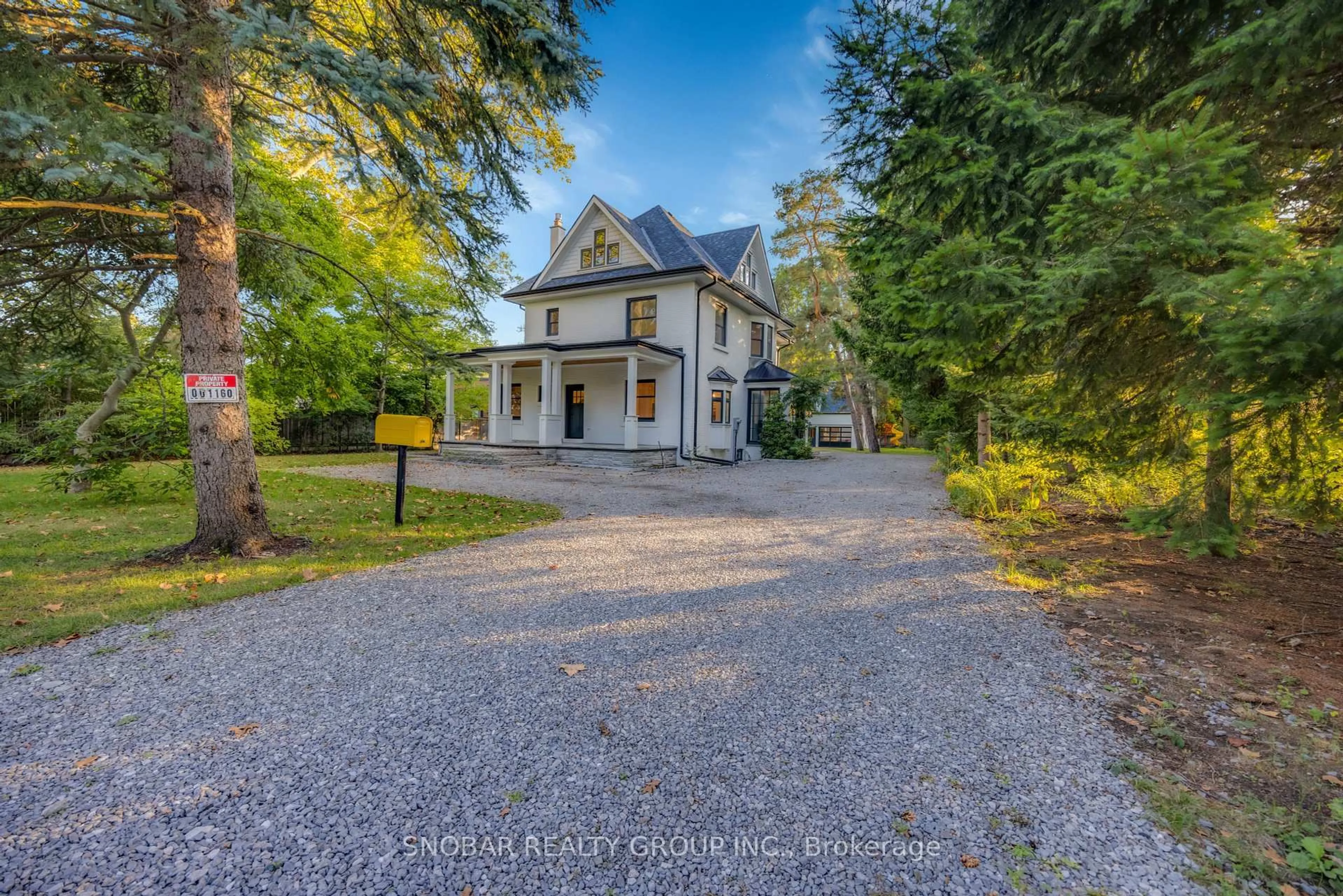A pic from outside/outdoor area/front of a property/back of a property/a pic from drone, street for 1160 Clarkson Rd, Mississauga Ontario L5J 2W2