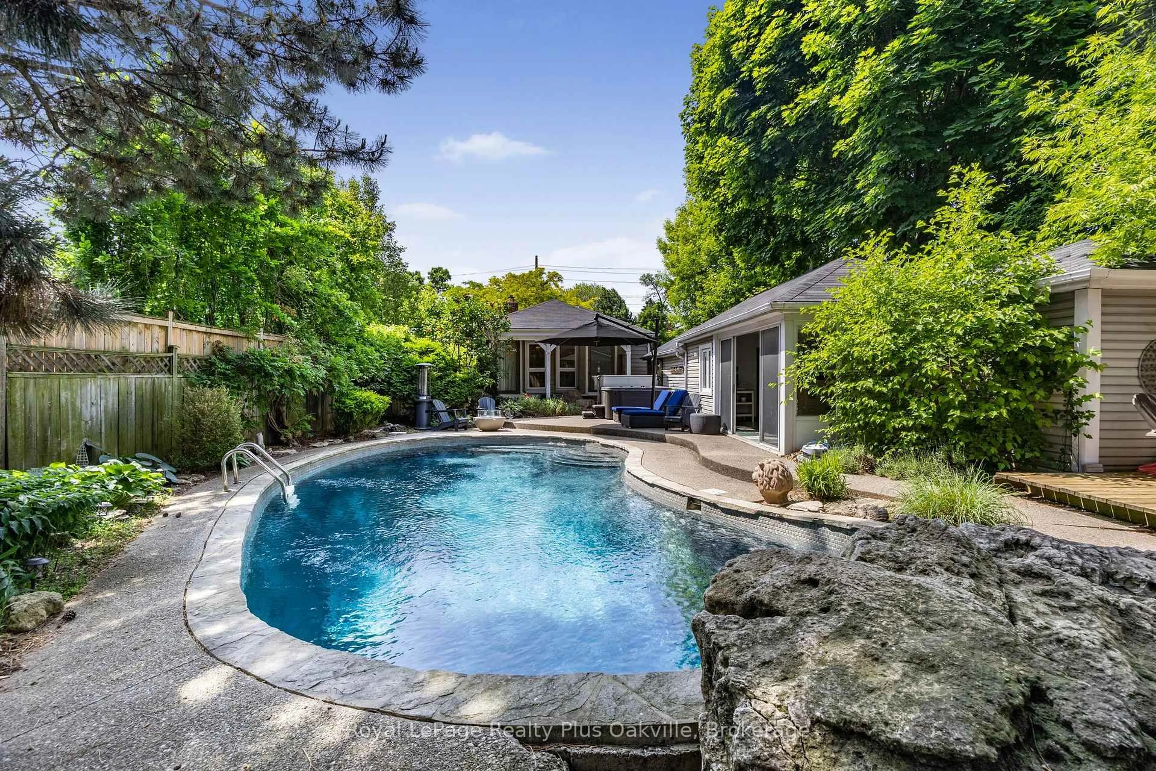 Pool for 2386 Rebecca St, Oakville Ontario L6L 2A9