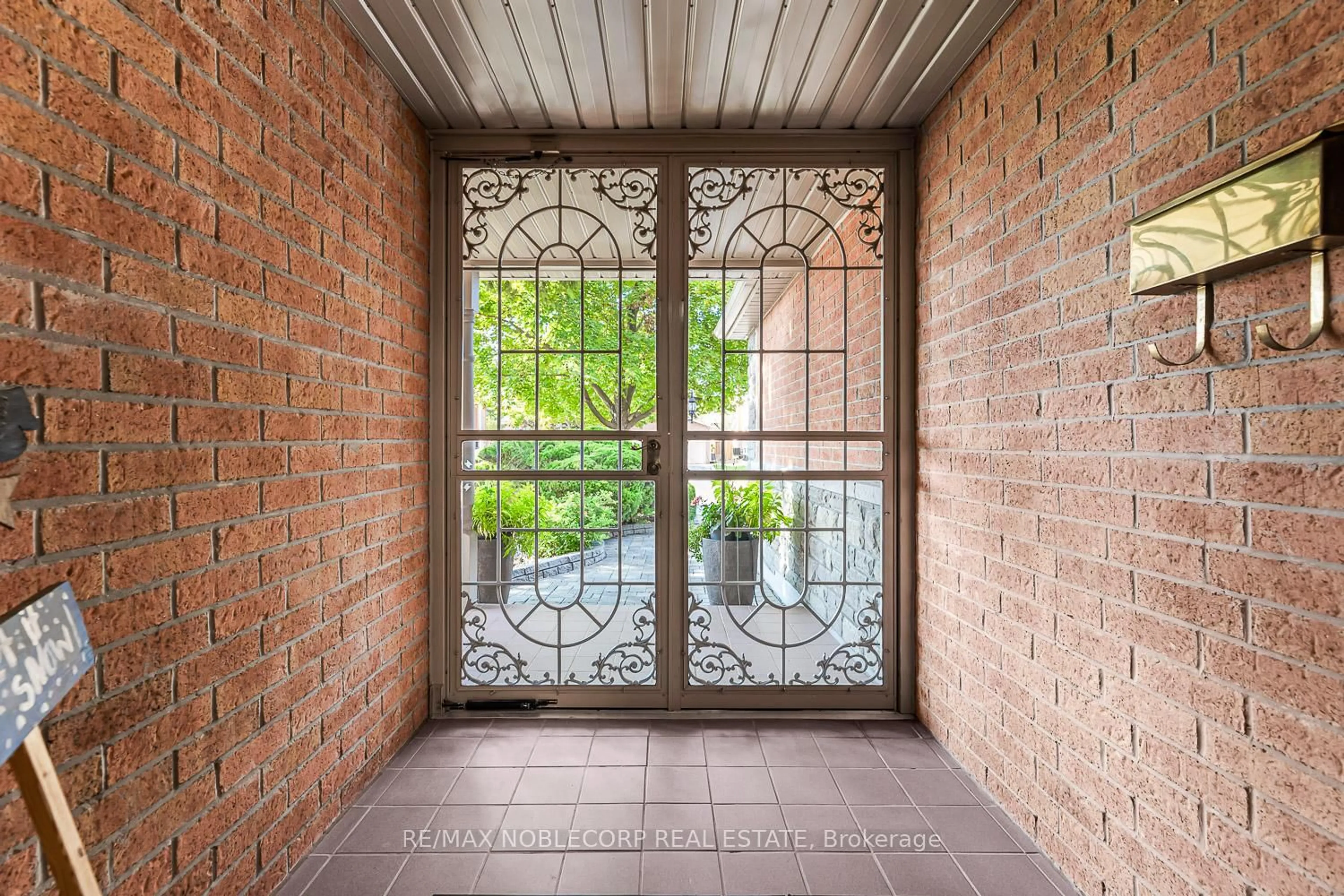 Indoor entryway for 24 Egan Cres, Caledon Ontario L7E 5W3
