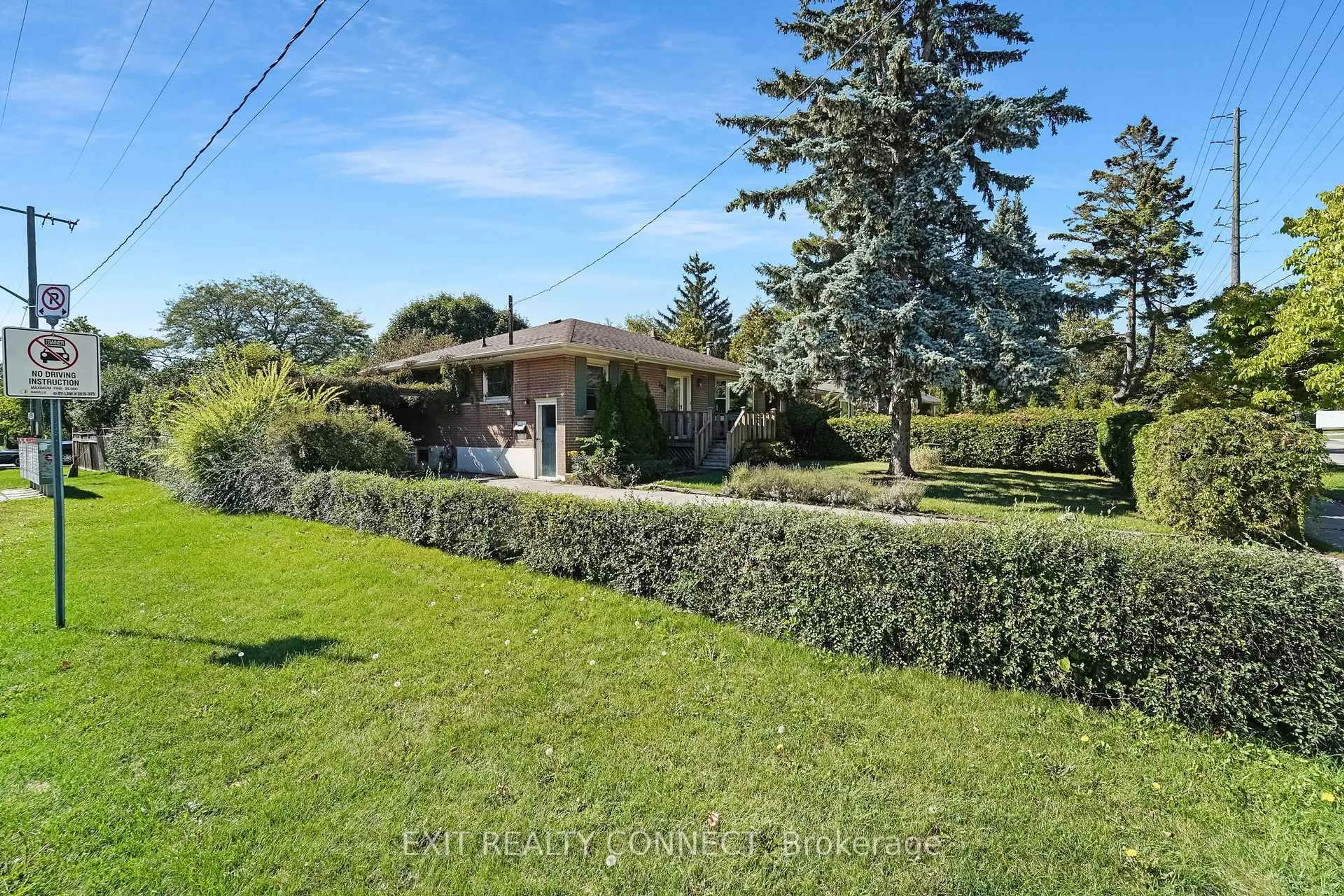 A pic from outside/outdoor area/front of a property/back of a property/a pic from drone, street for 398 Third Line, Oakville Ontario L6L 4A5