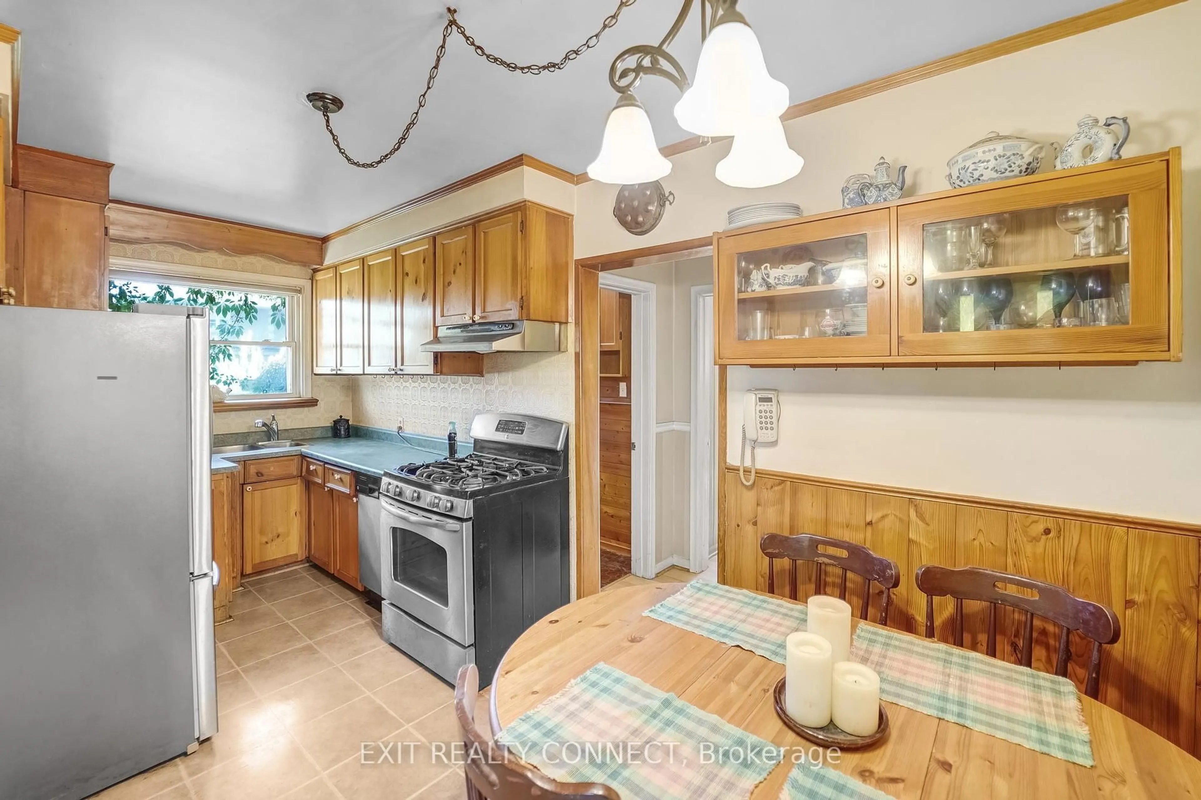 Standard kitchen, unknown for 398 Third Line, Oakville Ontario L6L 4A5