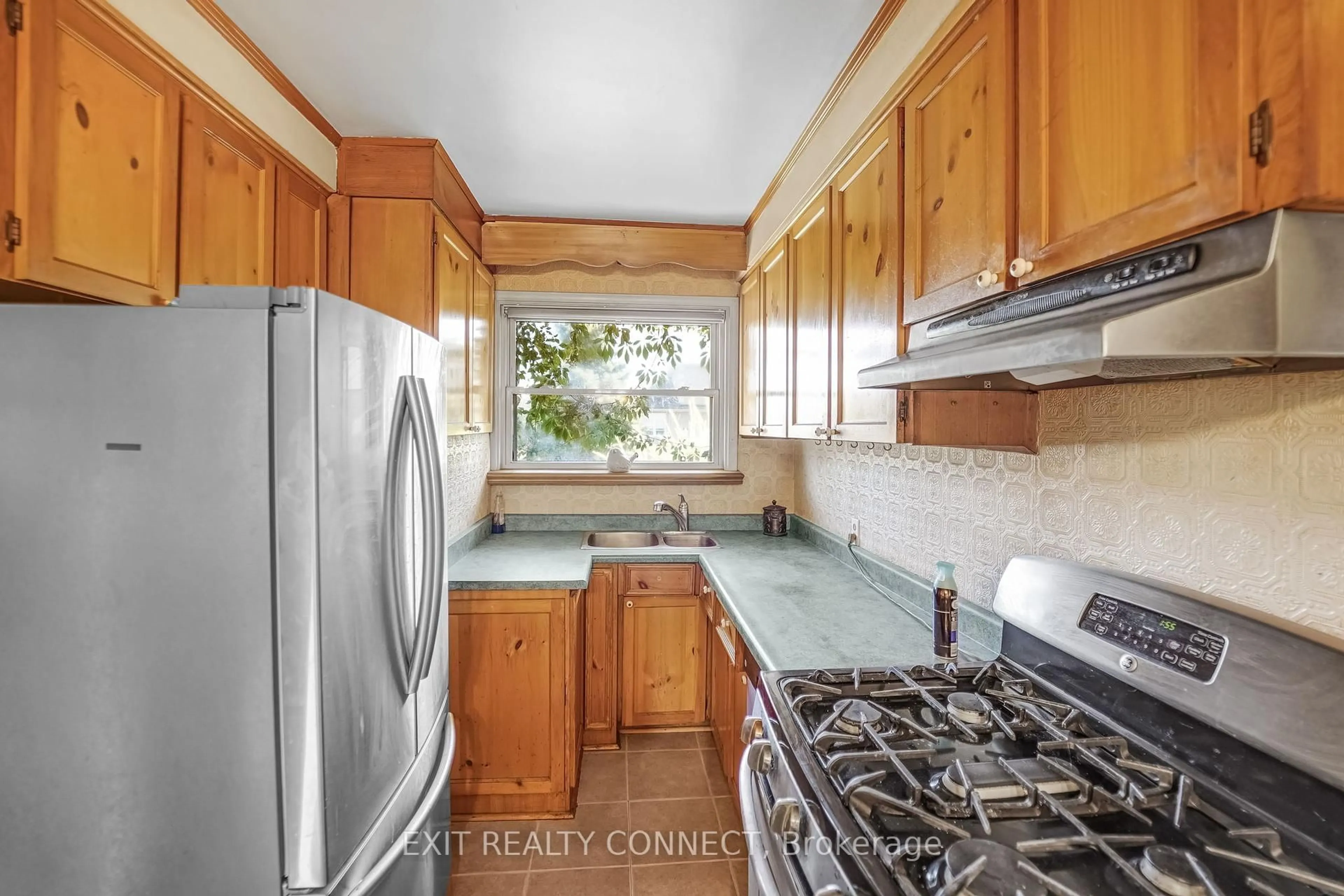 Standard kitchen, ceramic/tile floor for 398 Third Line, Oakville Ontario L6L 4A5