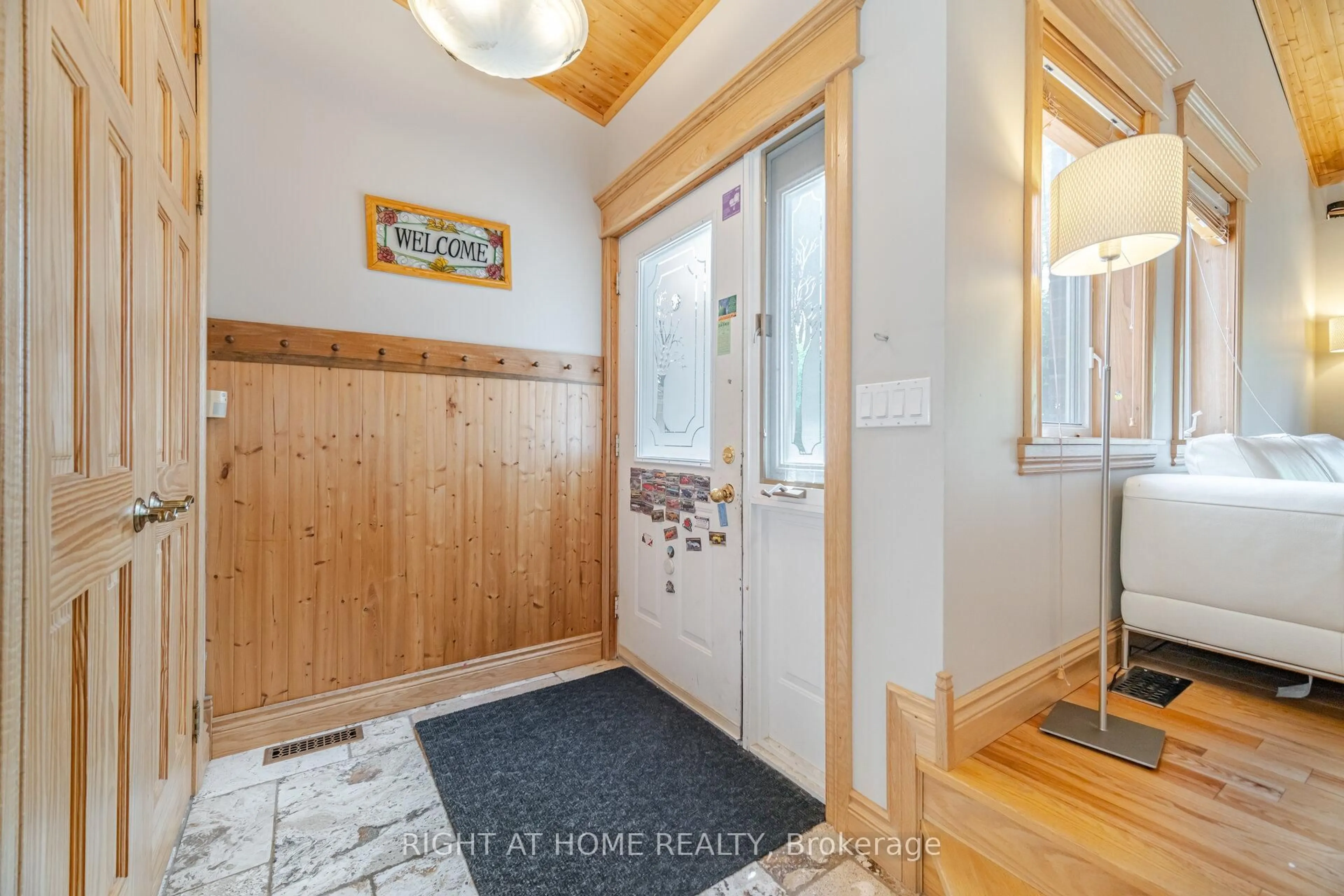 Indoor entryway for 1241 Lakebreeze Dr, Mississauga Ontario L5G 3W7